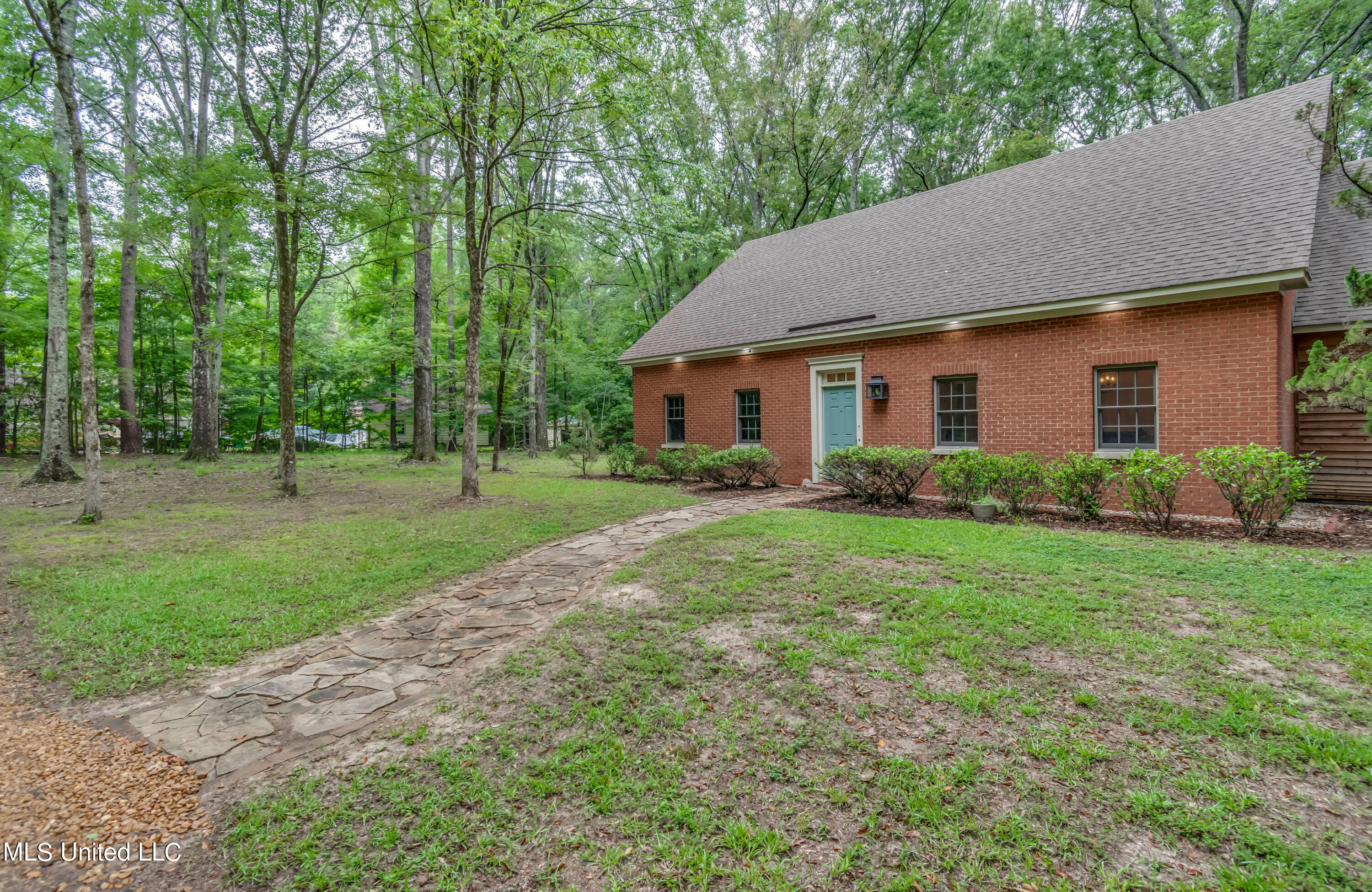 723 S Springlake Circle, Terry, Mississippi image 4