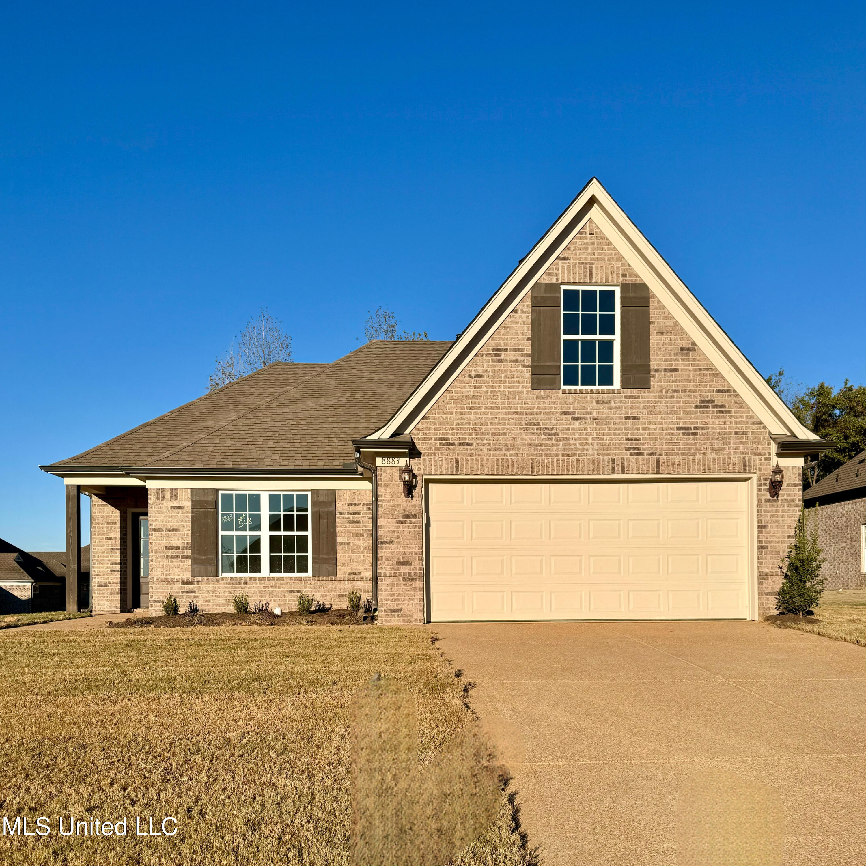 8883 Erin Banks Drive, Southaven, Mississippi image 1