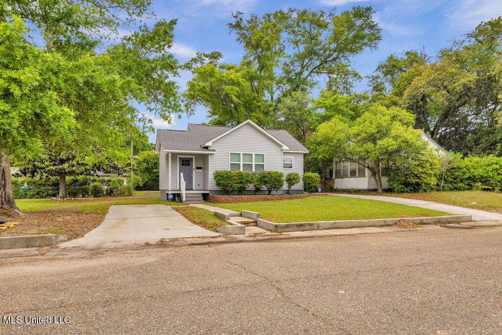 2215 Pine Avenue, Gulfport, Mississippi image 2