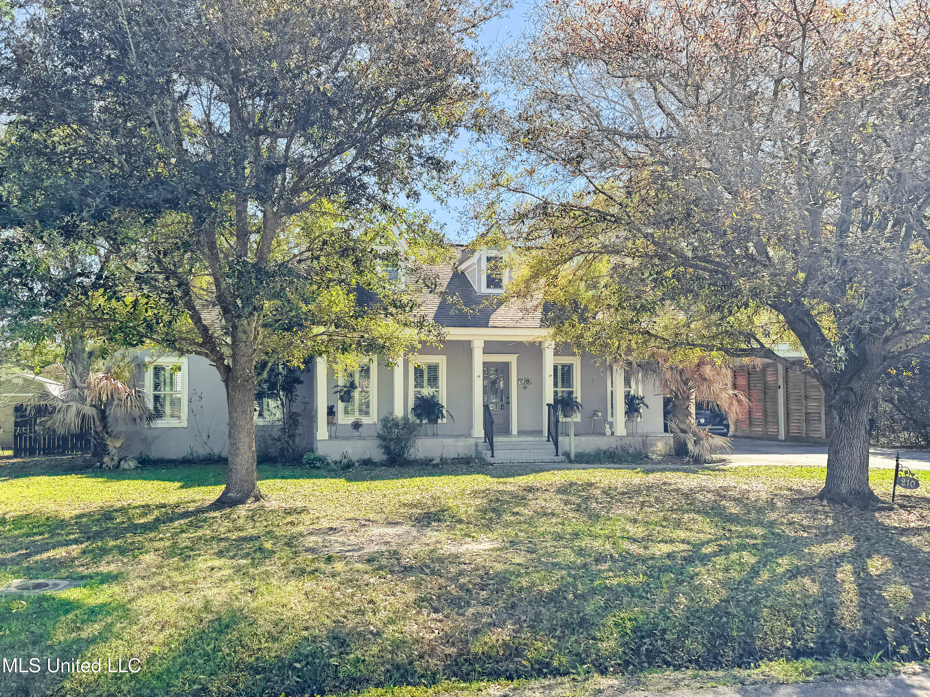 210 Bay Oaks Drive, Bay Saint Louis, Mississippi image 2