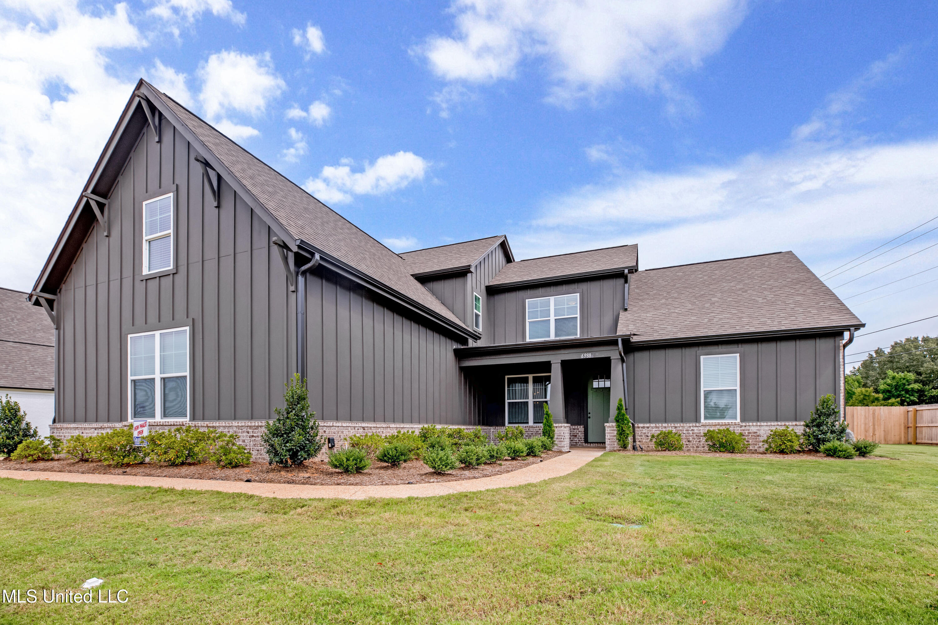 6988 Silver Cloud Cove, Olive Branch, Mississippi image 1