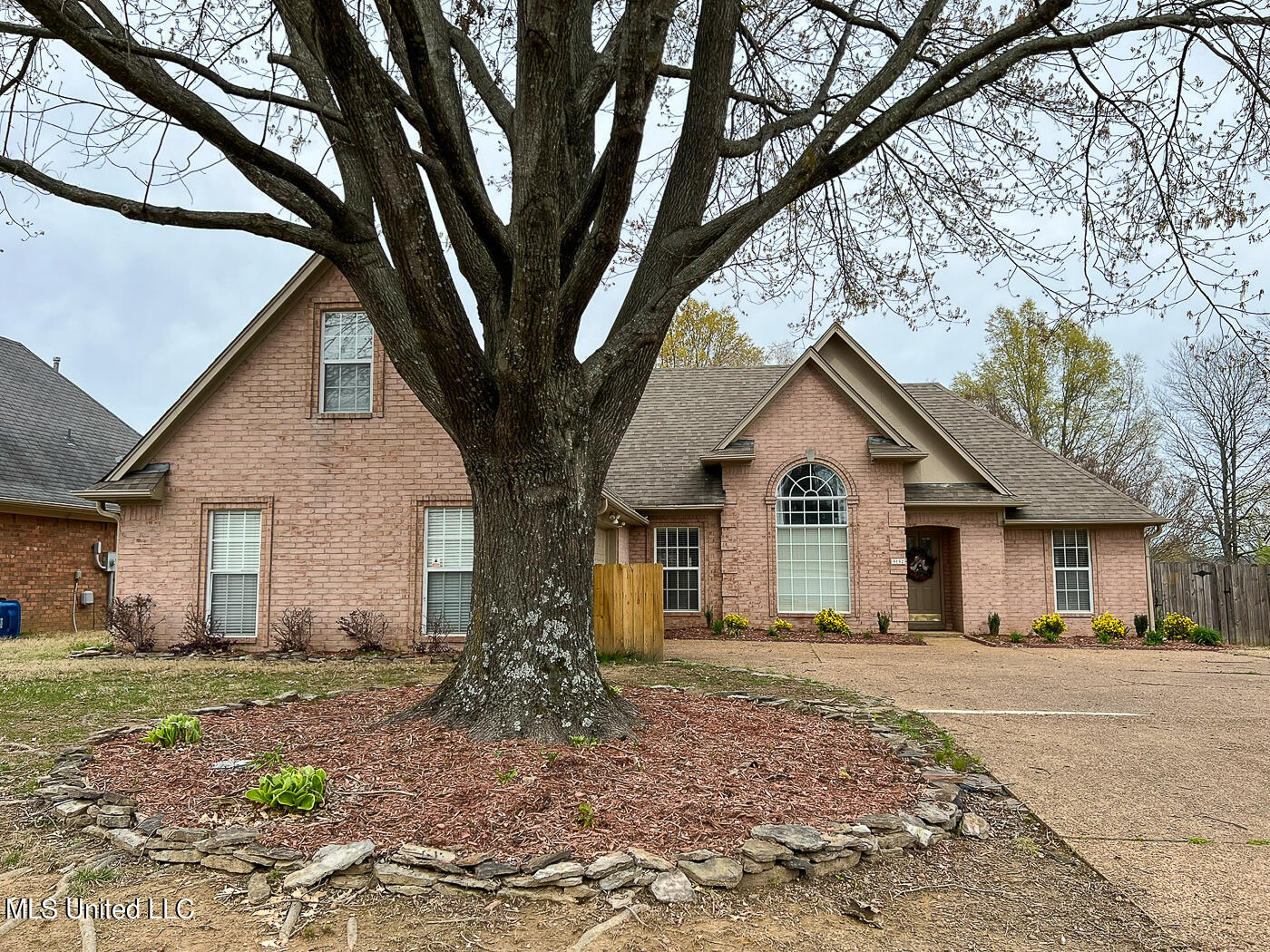 9192 Plantation Lakes Drive, Olive Branch, Mississippi image 1