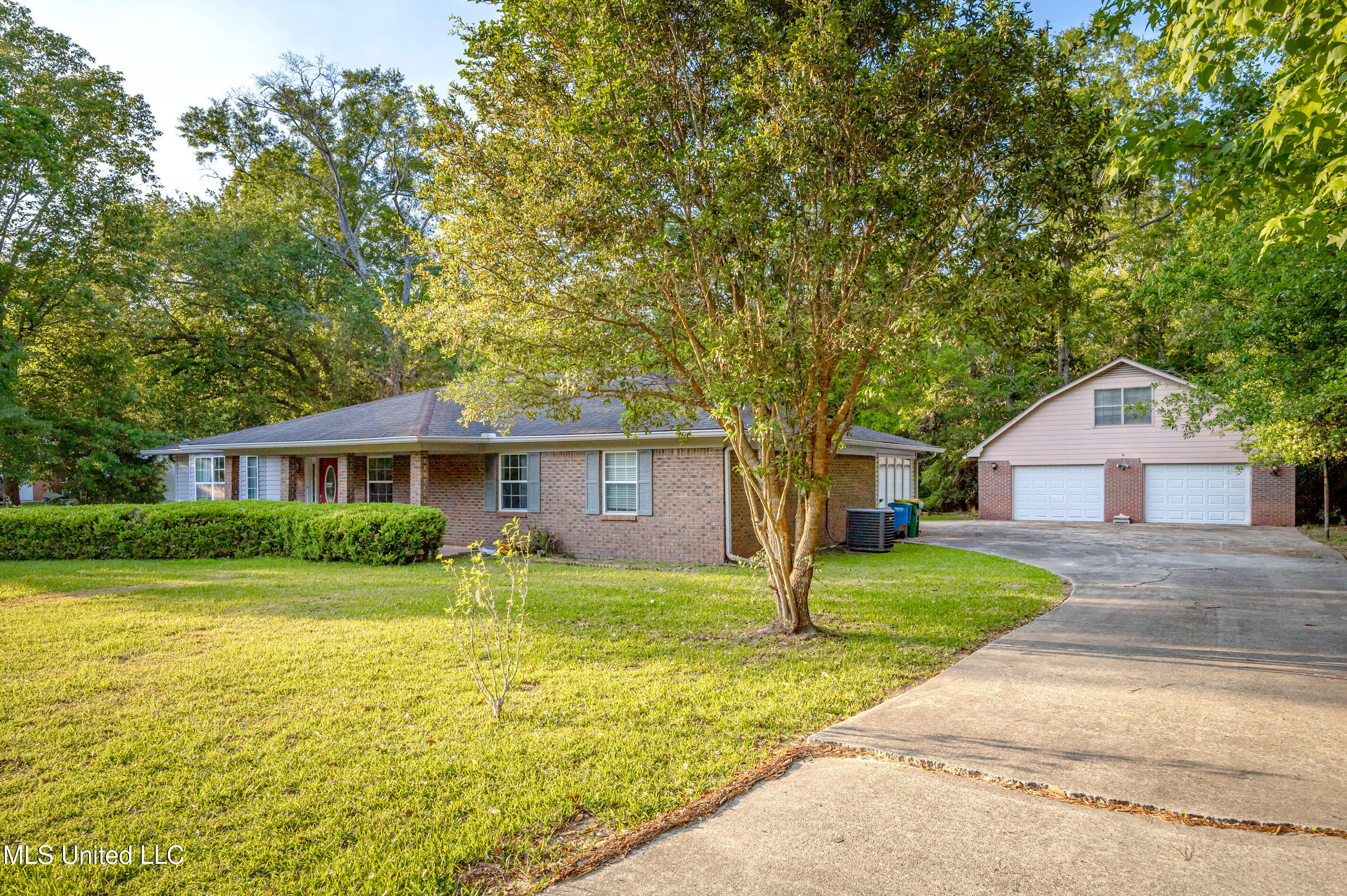 9724 Parkland Court, Moss Point, Mississippi image 2