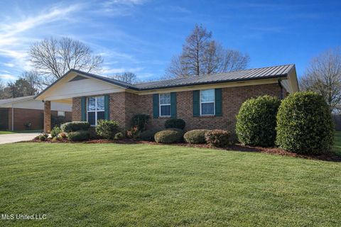 Homes For Sale - 2049 Oakhurst Drive<br/> Grenada, MS 38901