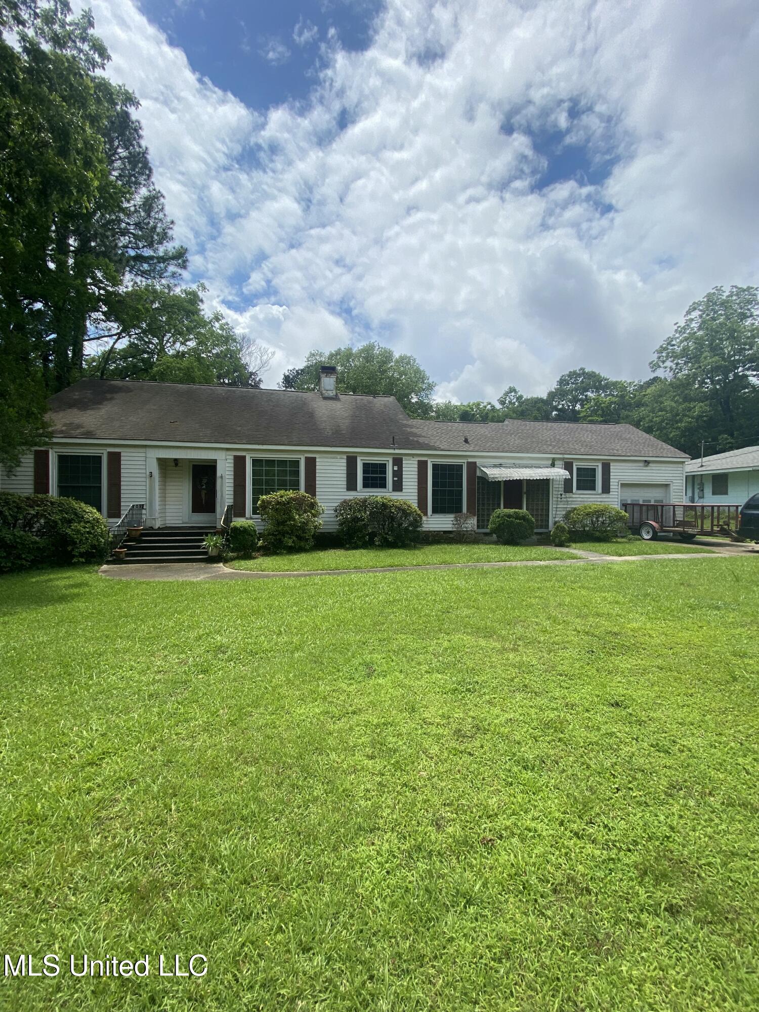 210 Colonial Circle, Jackson, Mississippi image 1