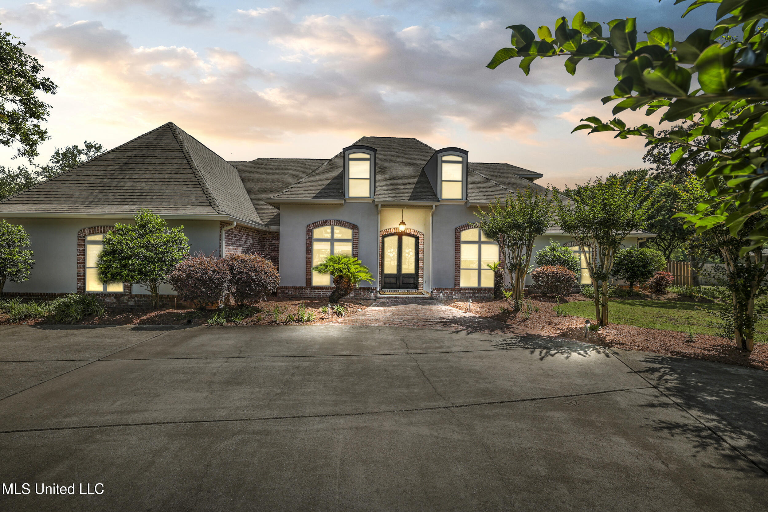 1914 Shelby Lane, Ocean Springs, Mississippi image 1