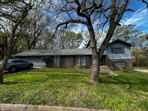 Homes For Sale - 927 Royal Oak Drive<br/> Jackson, MS 39209