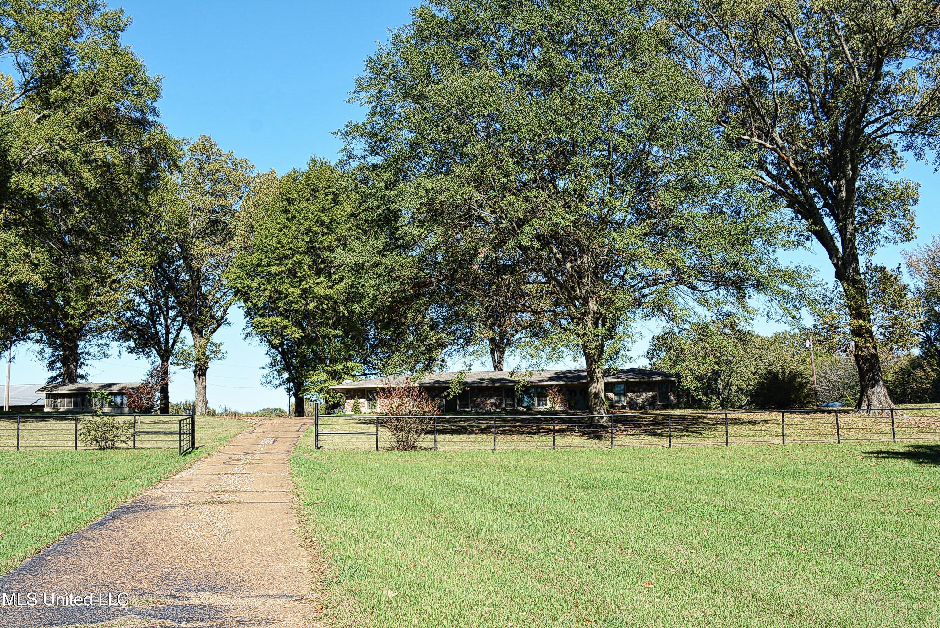 5284 W Oak Grove Road, Hernando, Mississippi image 1