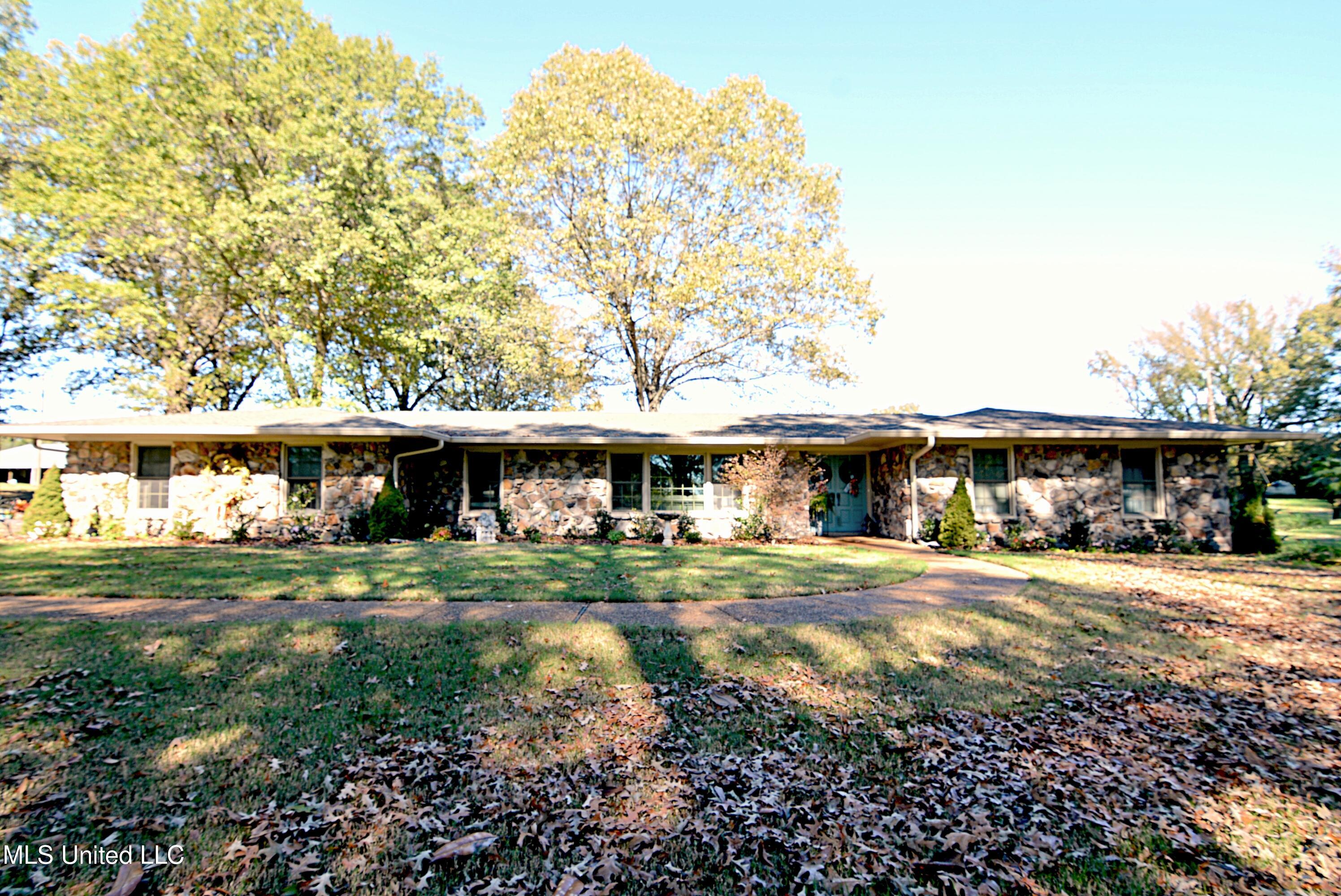 5284 W Oak Grove Road, Hernando, Mississippi image 2