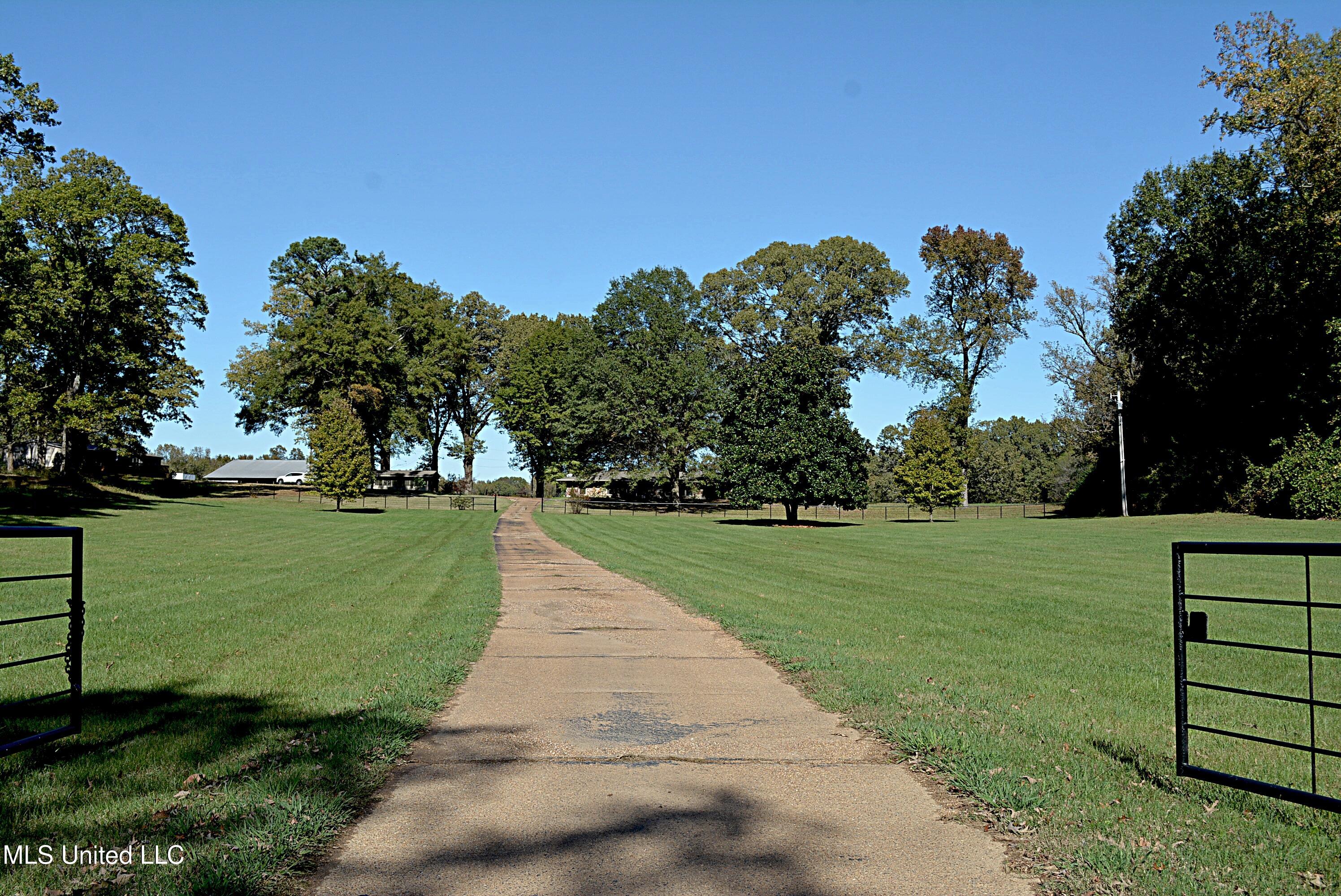 5284 W Oak Grove Road, Hernando, Mississippi image 32