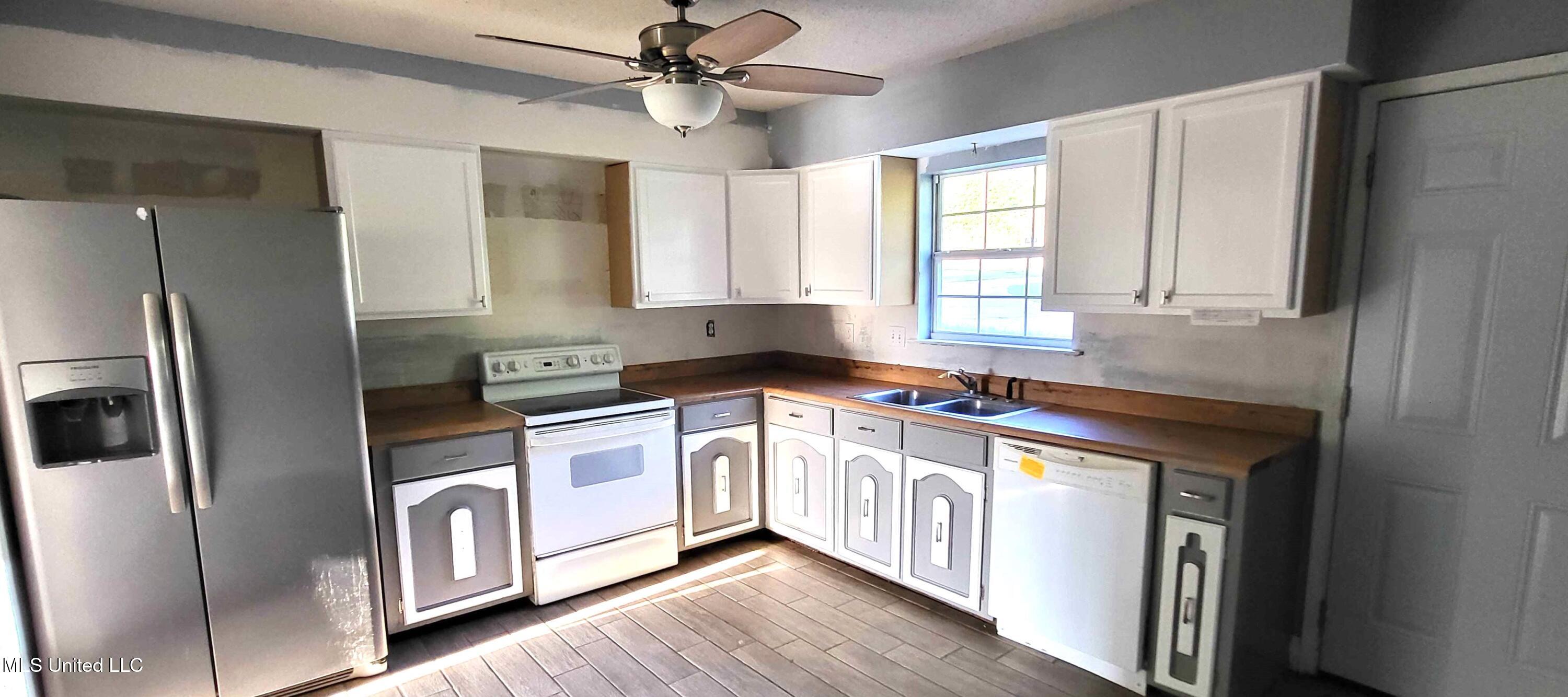 904 E Lakeshore Drive, Carriere, Mississippi image 4