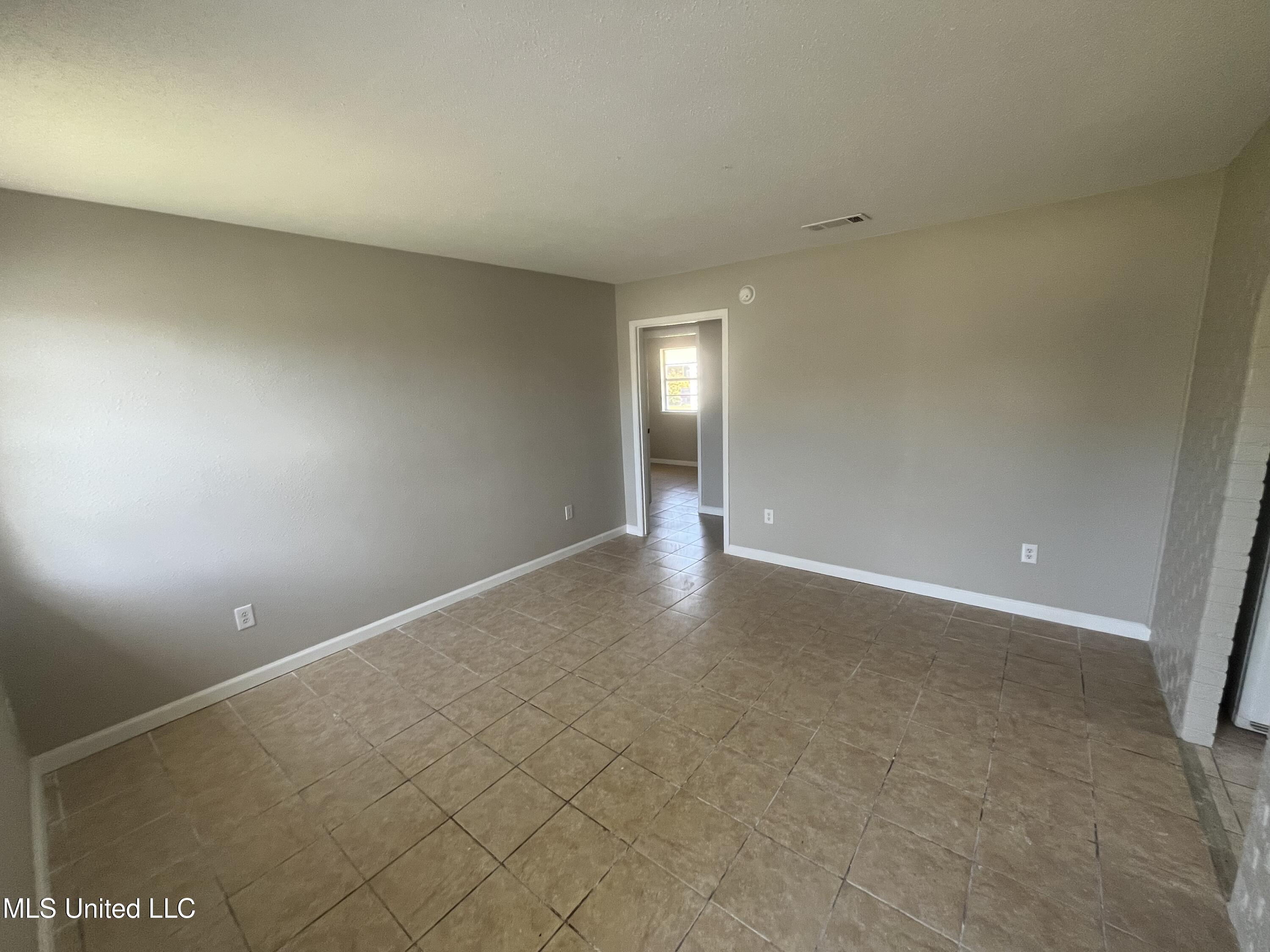 2212 Shadowwood Circle, Gautier, Mississippi image 4