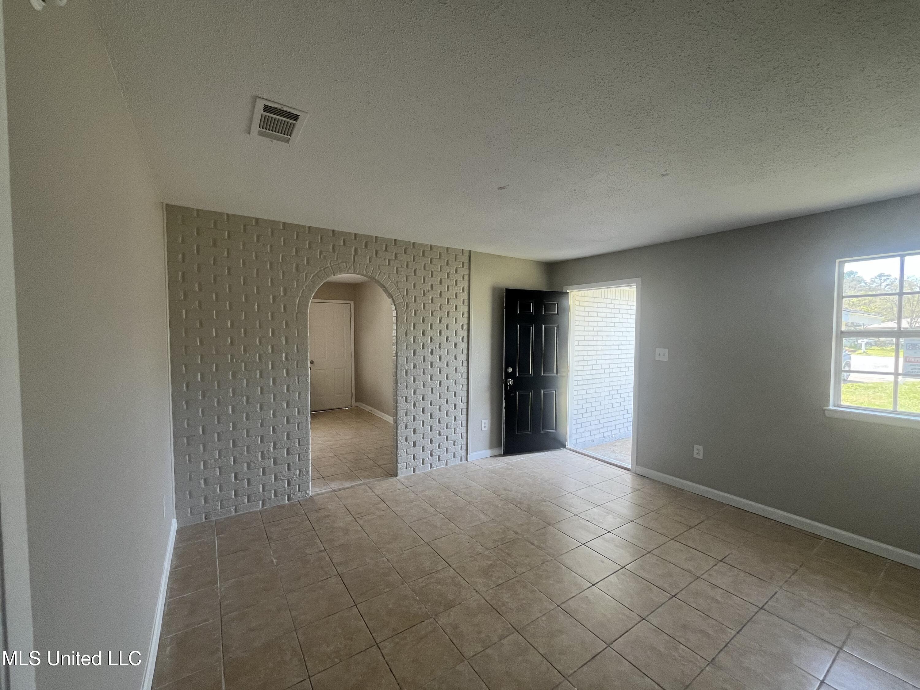 2212 Shadowwood Circle, Gautier, Mississippi image 6