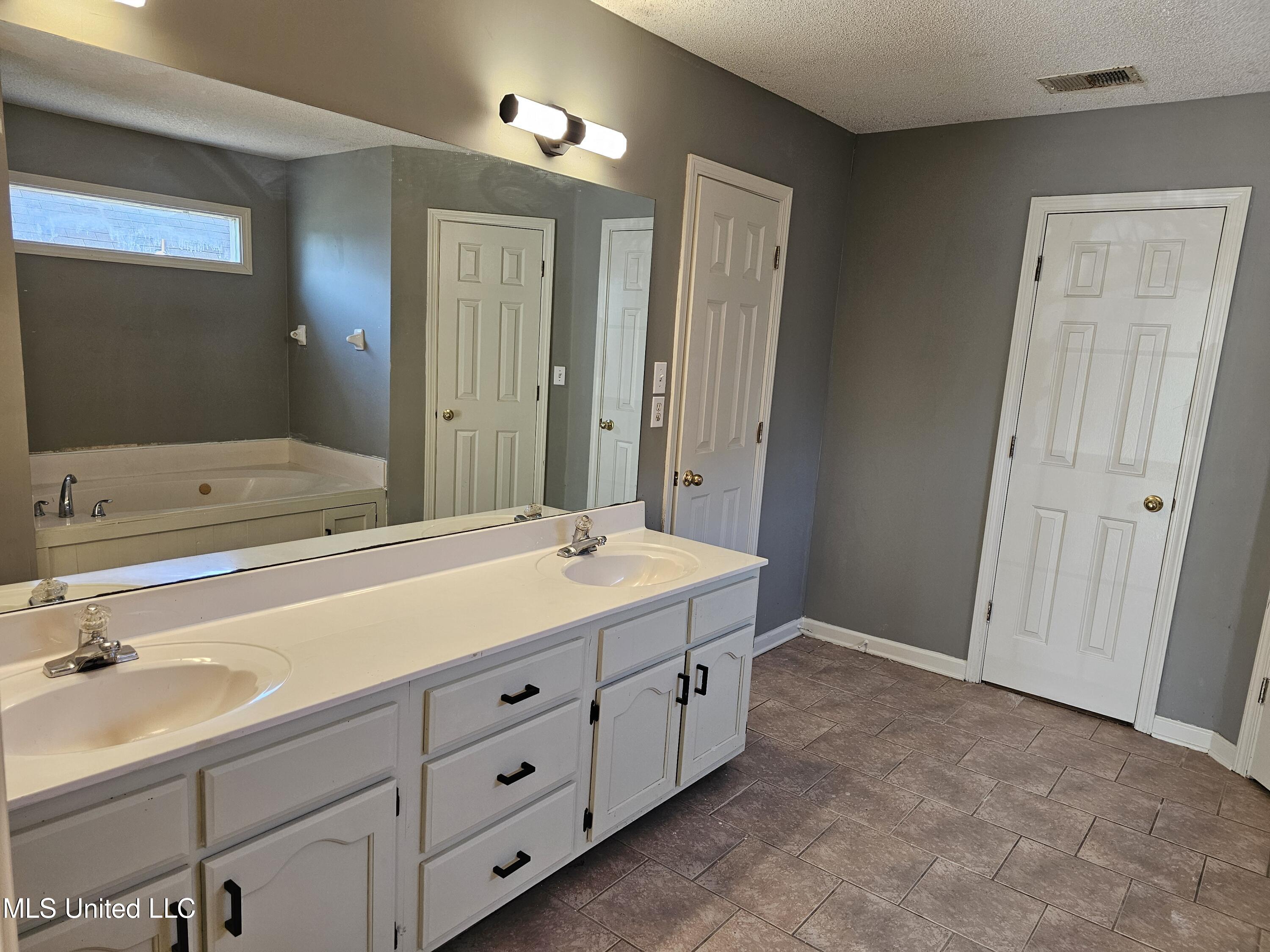 5746 Eagleston Drive, Olive Branch, Mississippi image 18
