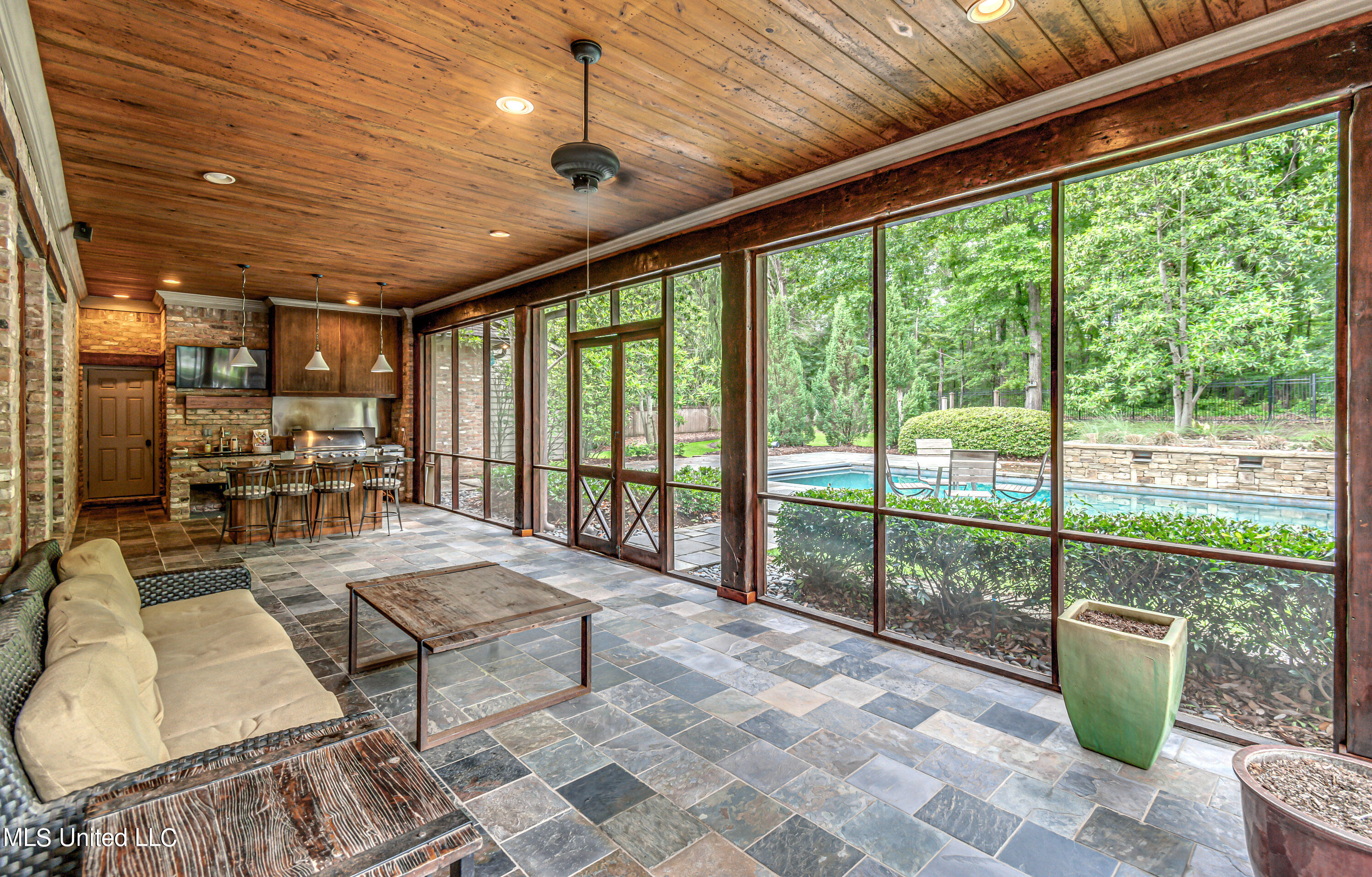 Ridgeland, Mississippi 39157, United States, 5 Bedrooms Bedrooms, ,6 BathroomsBathrooms,Residential,Contingent,57006