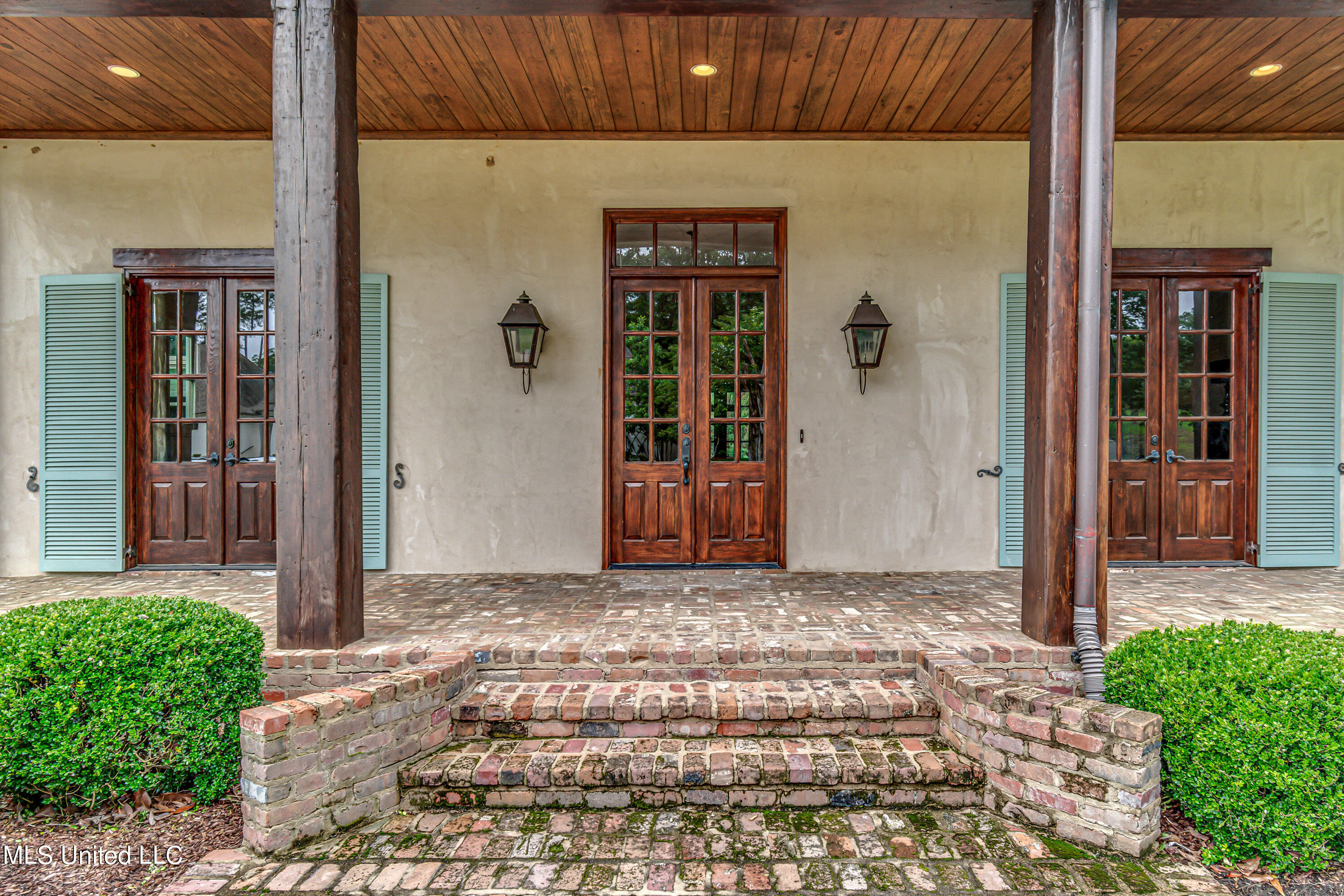 Ridgeland, Mississippi 39157, United States, 5 Bedrooms Bedrooms, ,6 BathroomsBathrooms,Residential,Contingent,57006