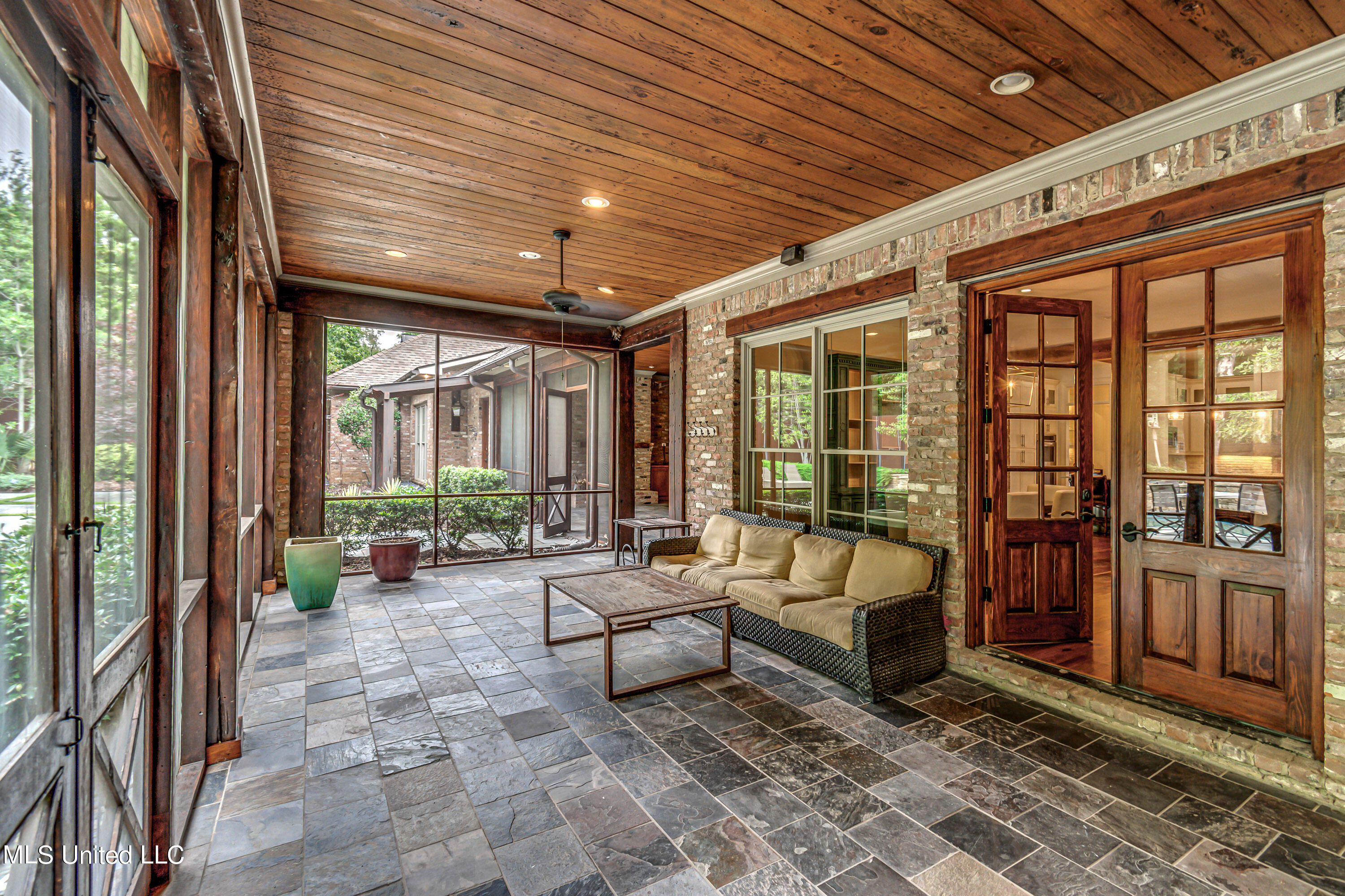 Ridgeland, Mississippi 39157, United States, 5 Bedrooms Bedrooms, ,6 BathroomsBathrooms,Residential,Contingent,57006