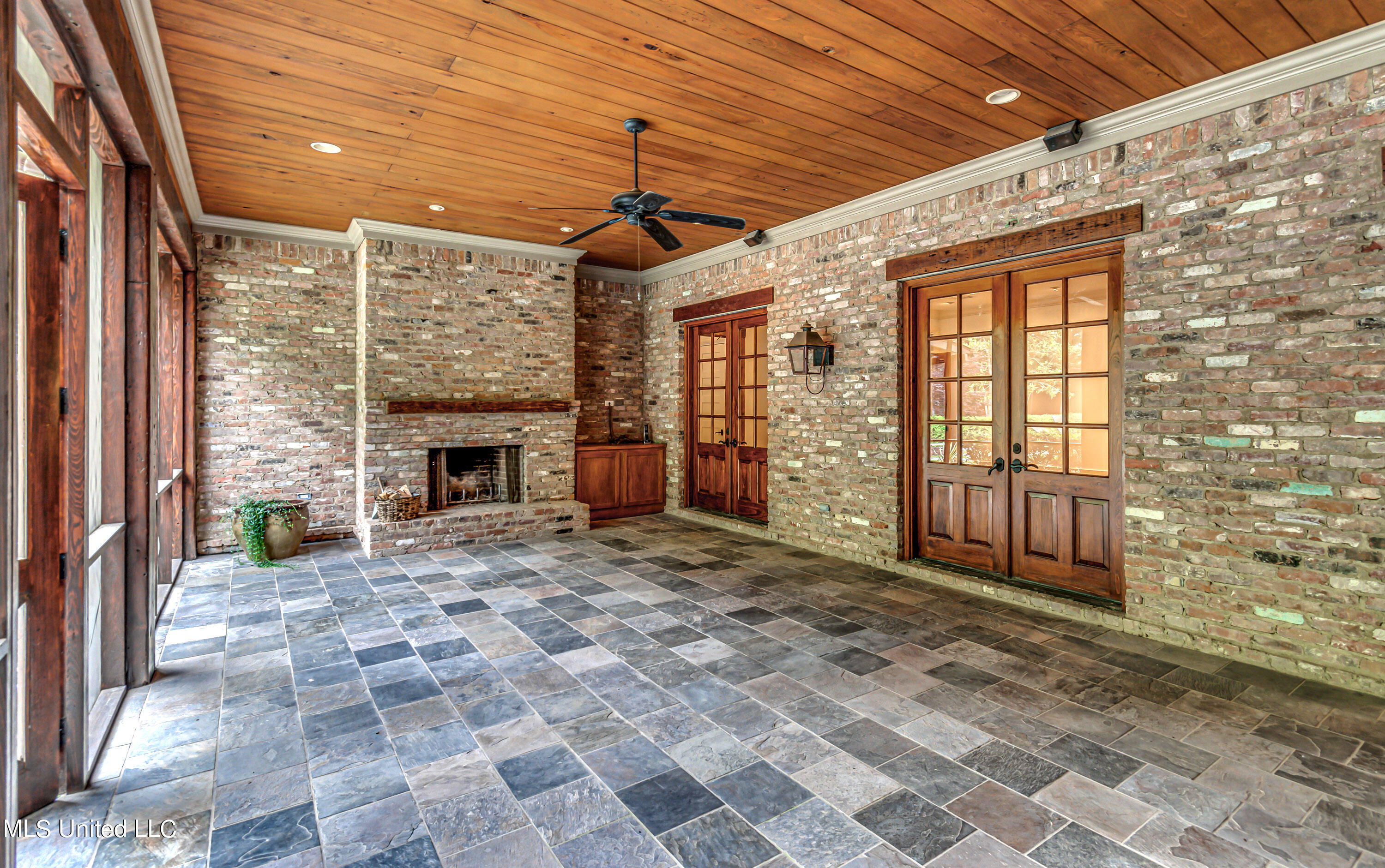 Ridgeland, Mississippi 39157, United States, 5 Bedrooms Bedrooms, ,6 BathroomsBathrooms,Residential,Contingent,57006