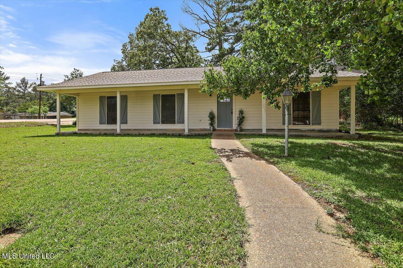 800 Longwood Place, Clinton, Mississippi image 2