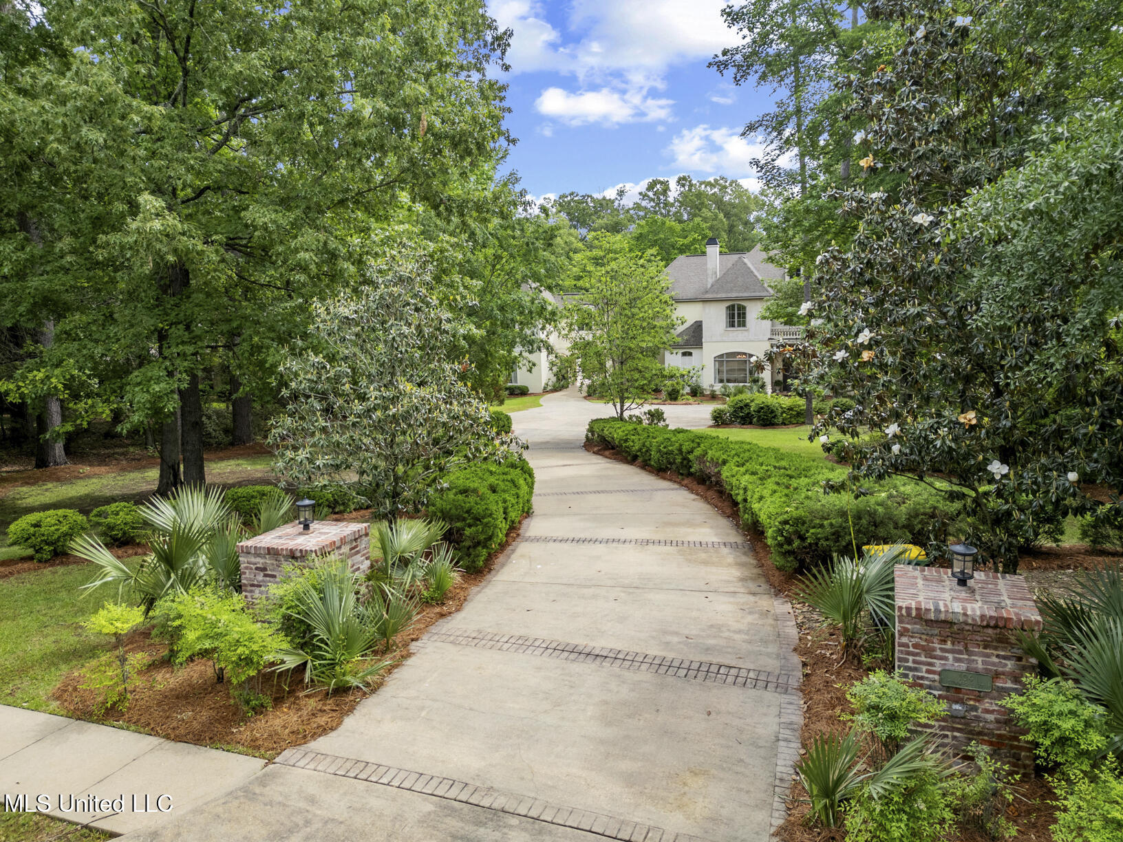 104 Summer Lake Drive, Ridgeland, Mississippi image 2