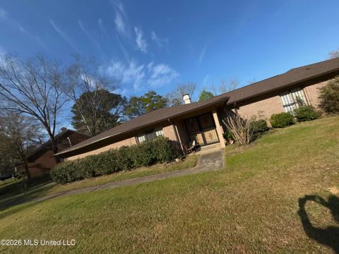 Homes For Sale - 211 Swan Lake Drive<br/> Jackson, MS 39212
