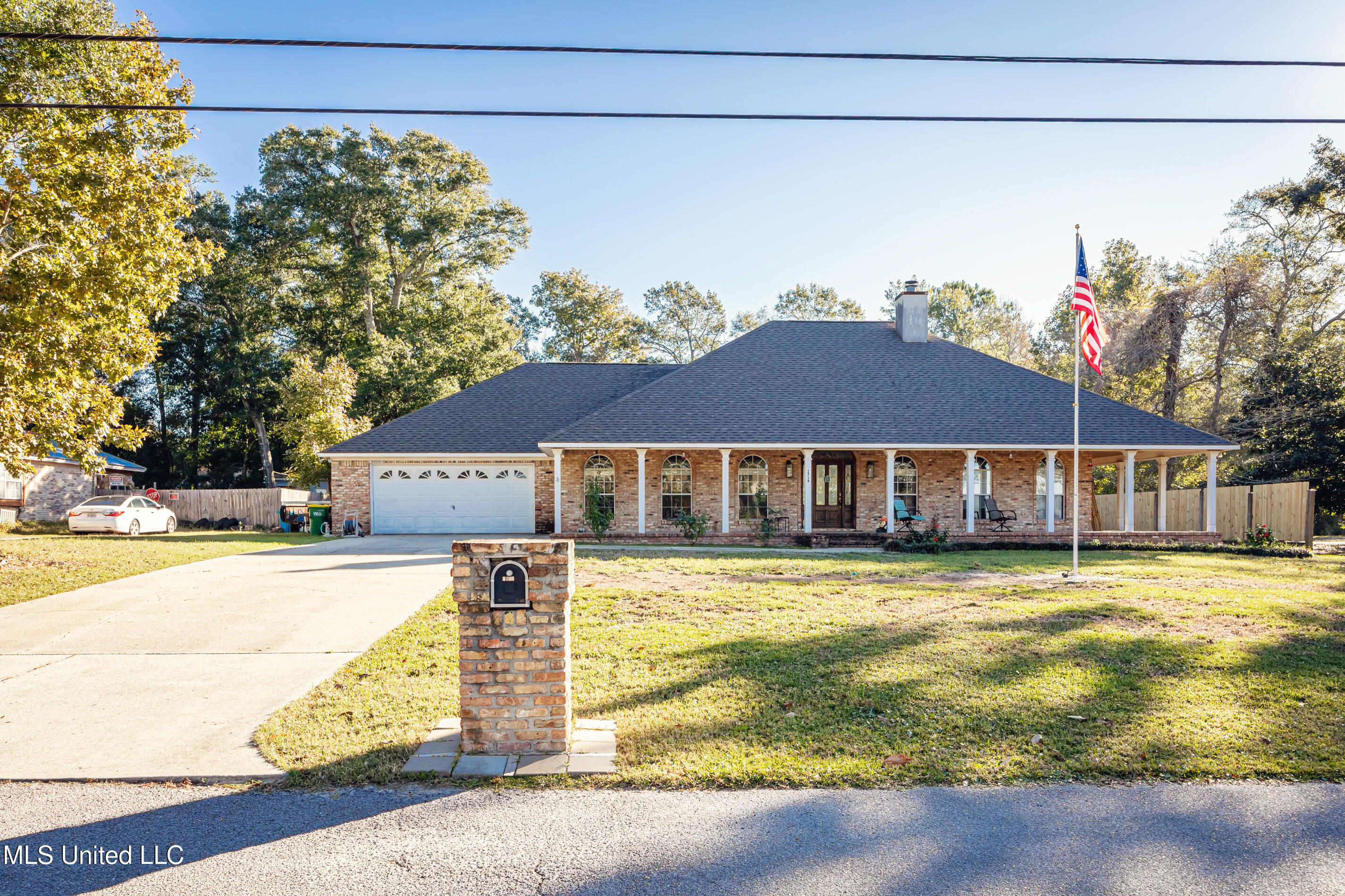 1716 Seashore Avenue, Ocean Springs, Mississippi image 1