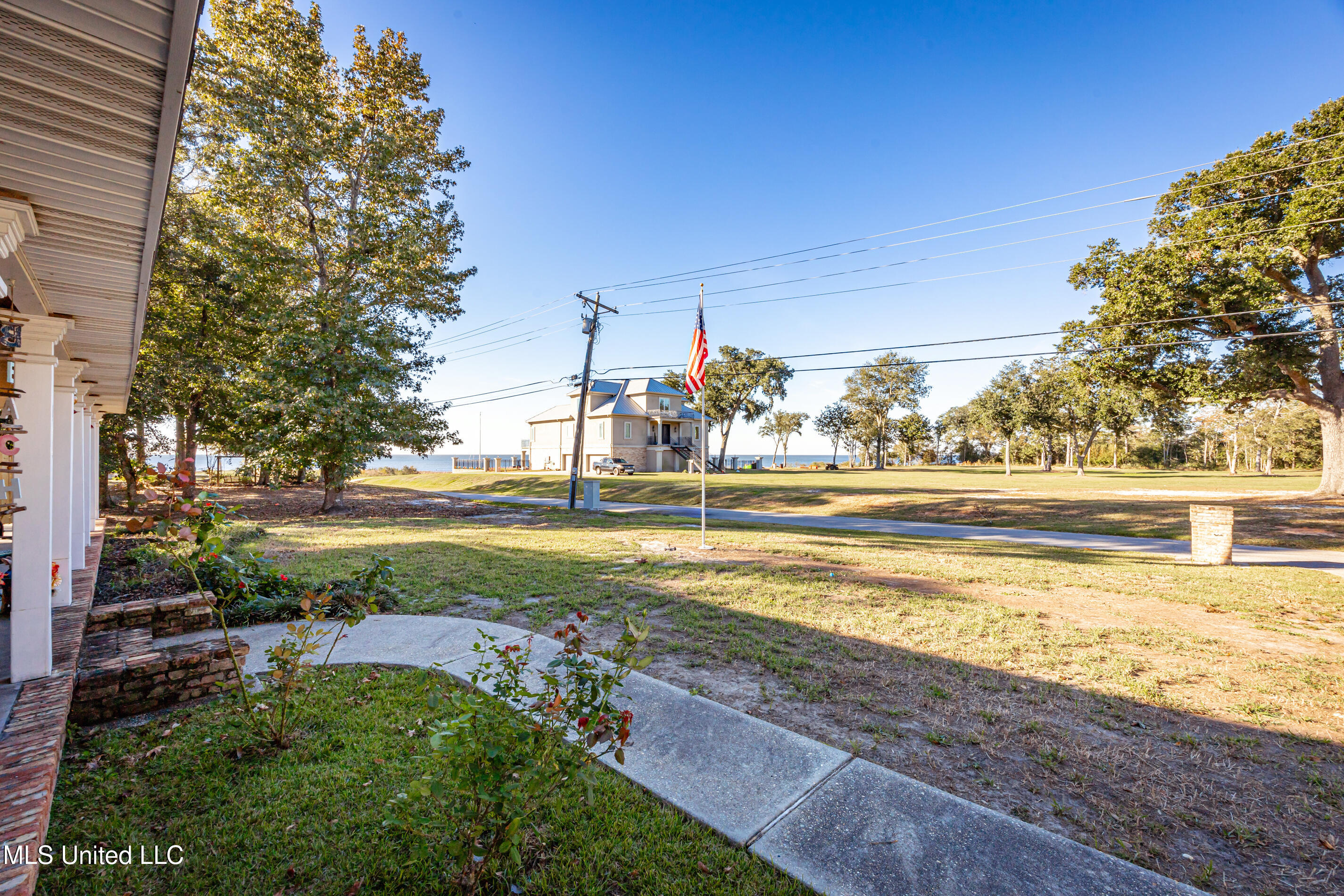 1716 Seashore Avenue, Ocean Springs, Mississippi image 3