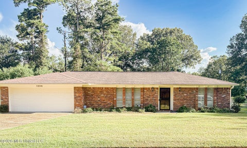 Homes For Sale - 1204 Dogwood Drive<br/> Hinds County, Clinton, MS 39056