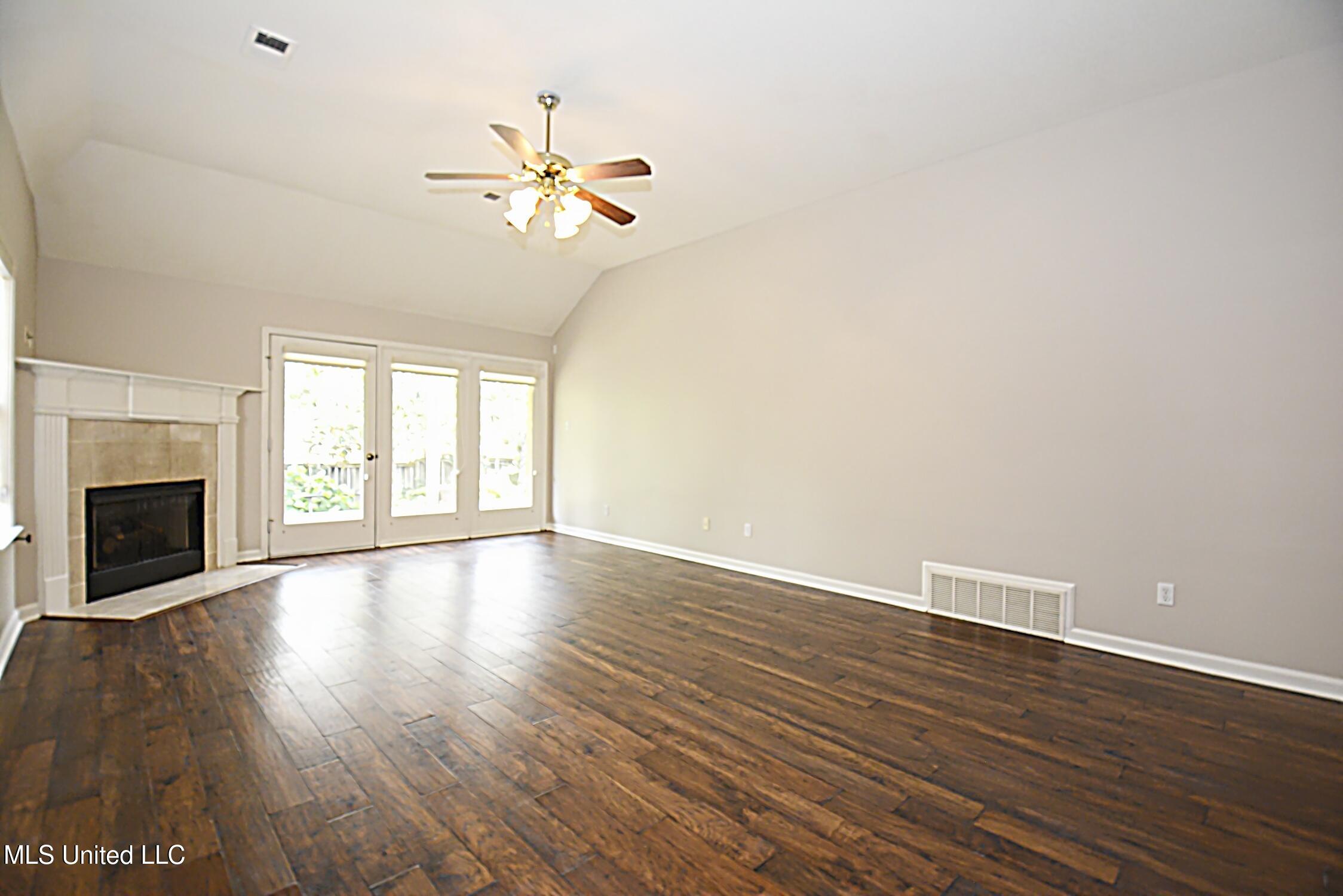 1036 Warwick Place, Southaven, Mississippi image 9
