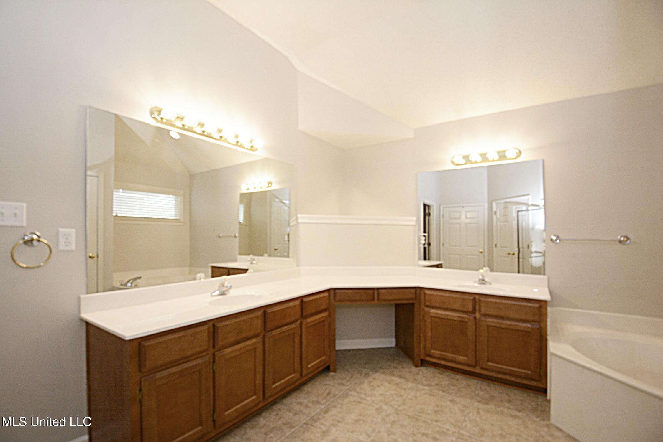 1036 Warwick Place, Southaven, Mississippi image 23
