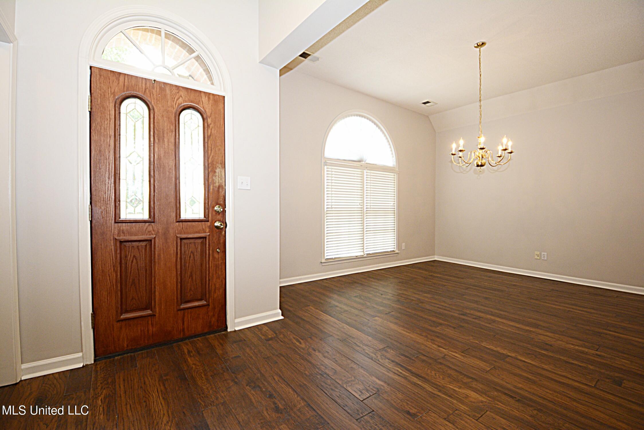 1036 Warwick Place, Southaven, Mississippi image 6
