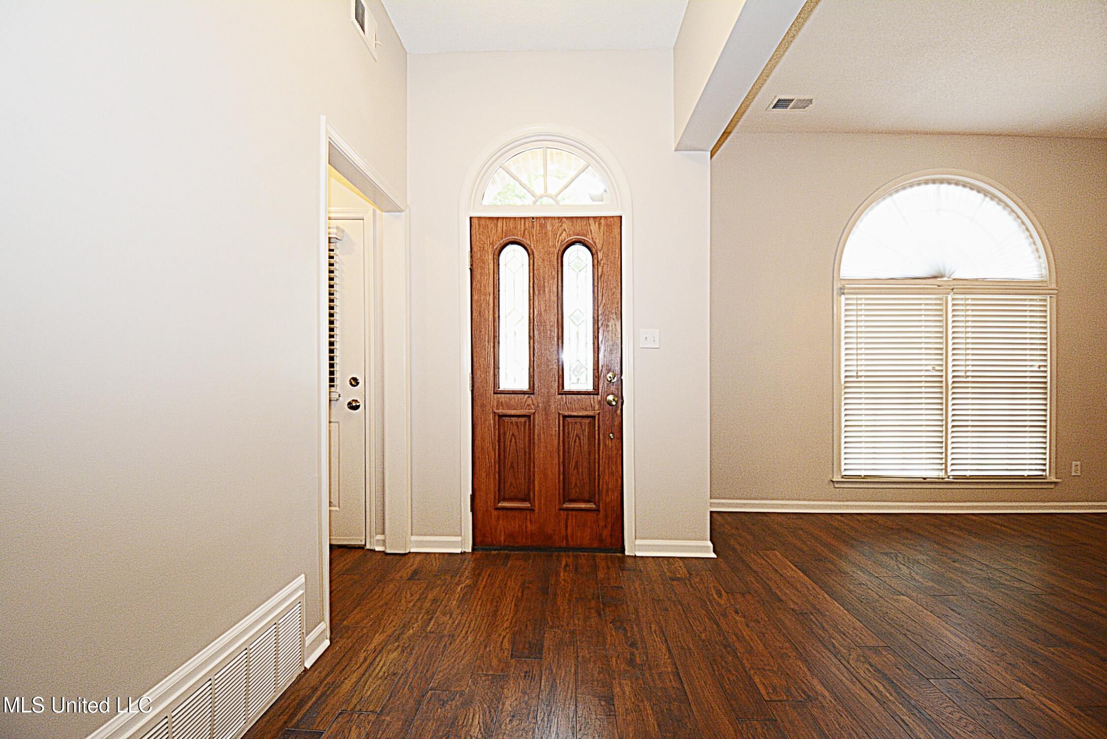 1036 Warwick Place, Southaven, Mississippi image 5