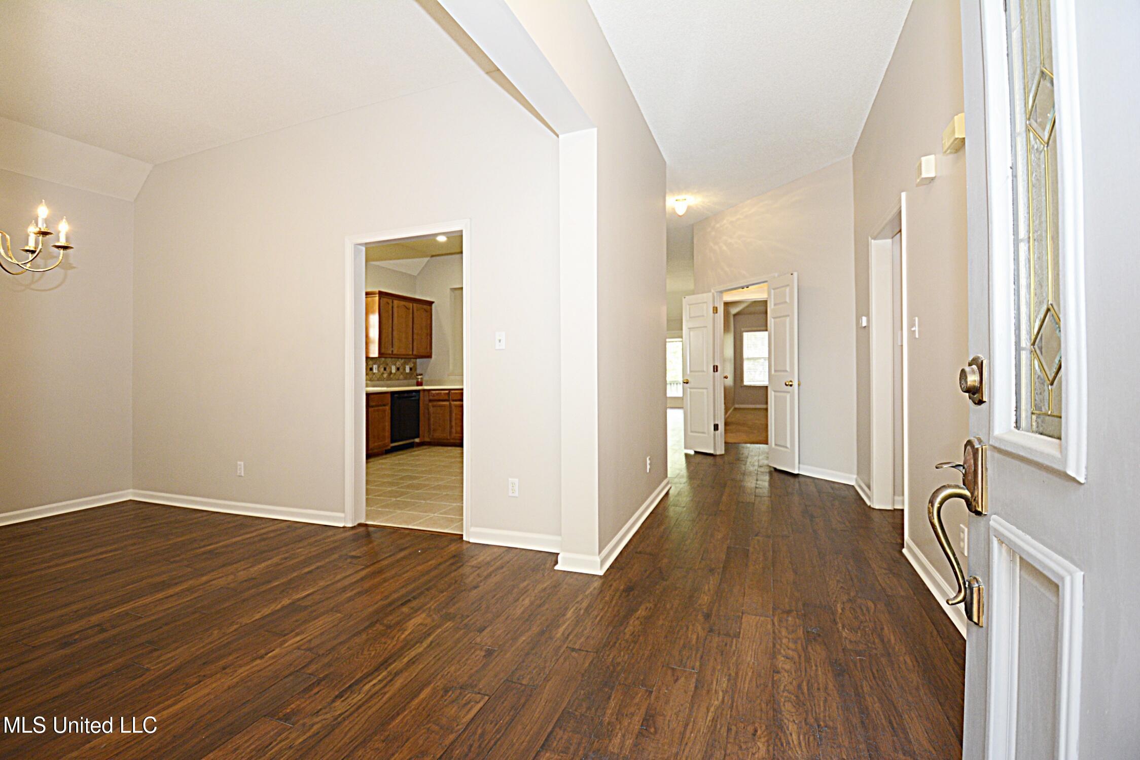 1036 Warwick Place, Southaven, Mississippi image 4