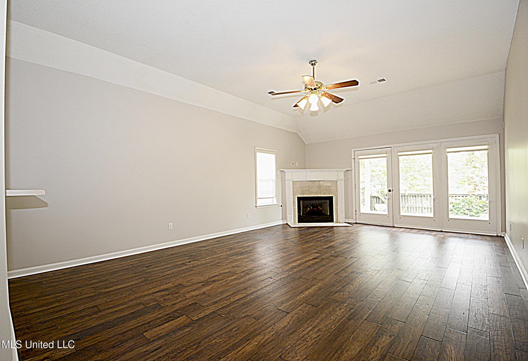 1036 Warwick Place, Southaven, Mississippi image 7