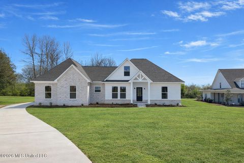 Homes For Sale - 111 Carolina Circle<br/> Senatobia, MS 38668