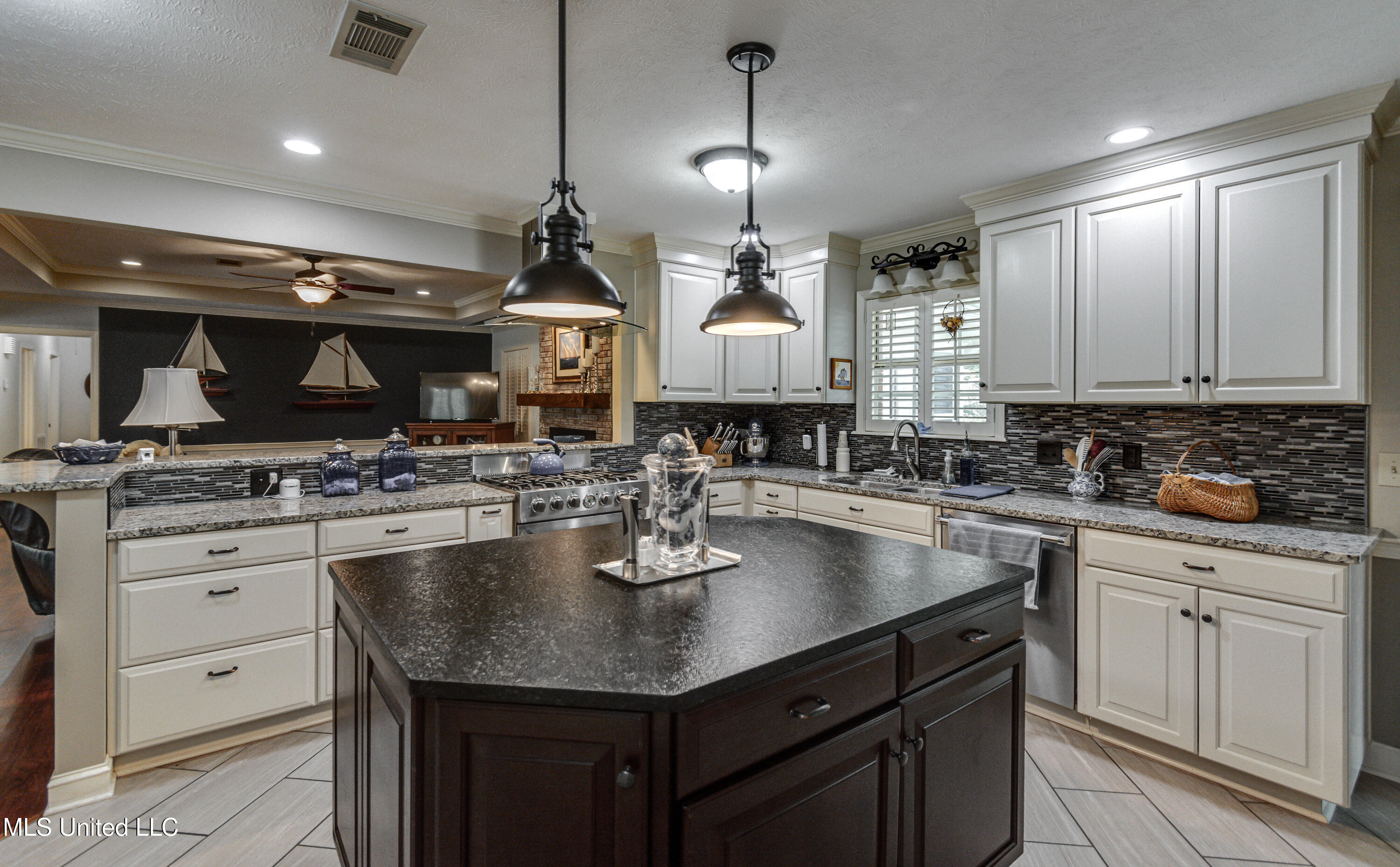 Madison, Mississippi 39110, United States, 3 Bedrooms Bedrooms, ,3 BathroomsBathrooms,Residential,Pending,190020