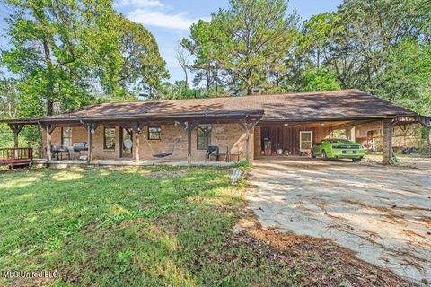 Homes For Sale - 542 Southgate Road<br/> Forrest County, Hattiesburg, MS 39401