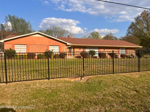 Homes For Sale - 16 Nelson Circle<br/> Jackson, MS 39212