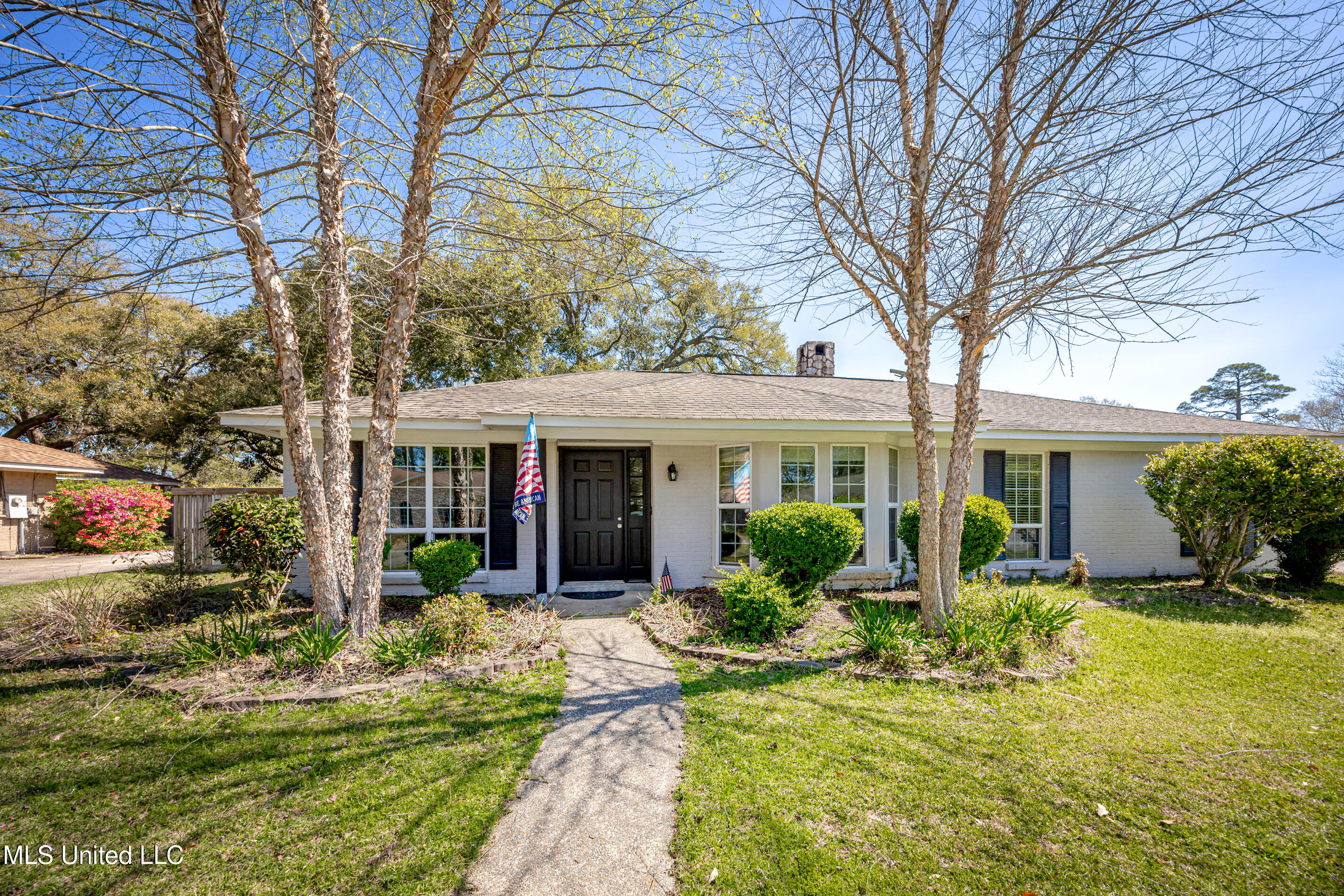3410 Queen Elizabeth Drive, Ocean Springs, Mississippi image 1