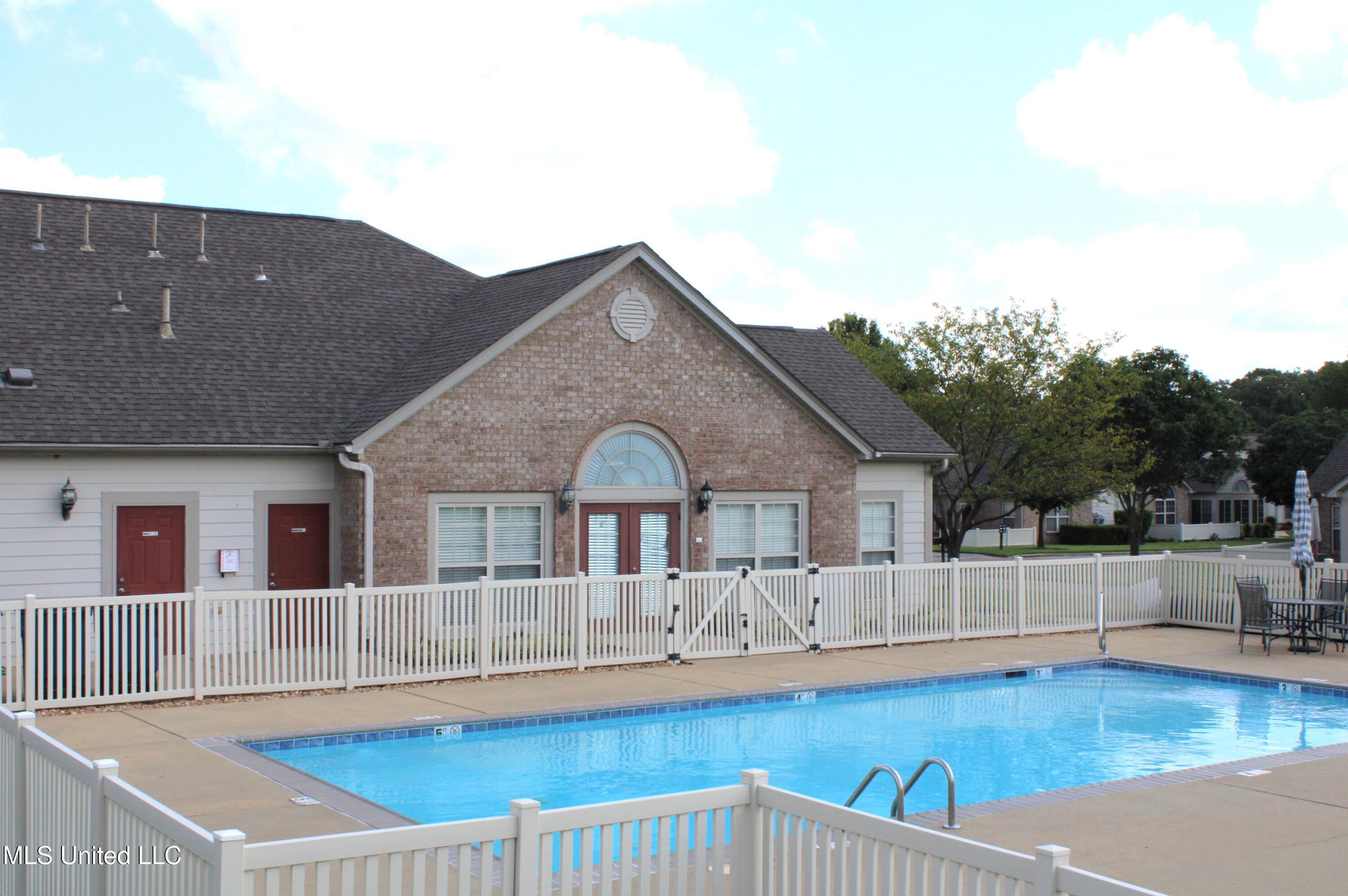 8647 Parkview Oaks Circle, Olive Branch, Mississippi image 2