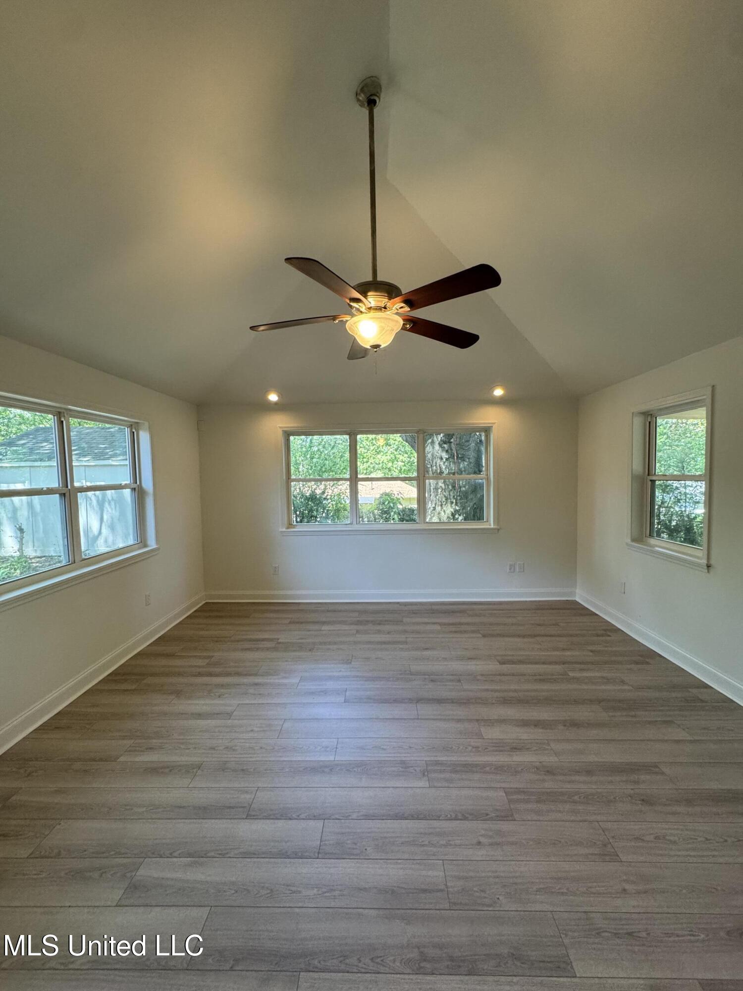 8327 Colonial Hills Cove, Southaven, Mississippi image 11