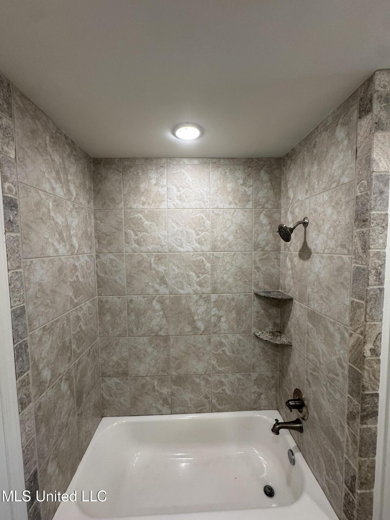 8327 Colonial Hills Cove, Southaven, Mississippi image 16