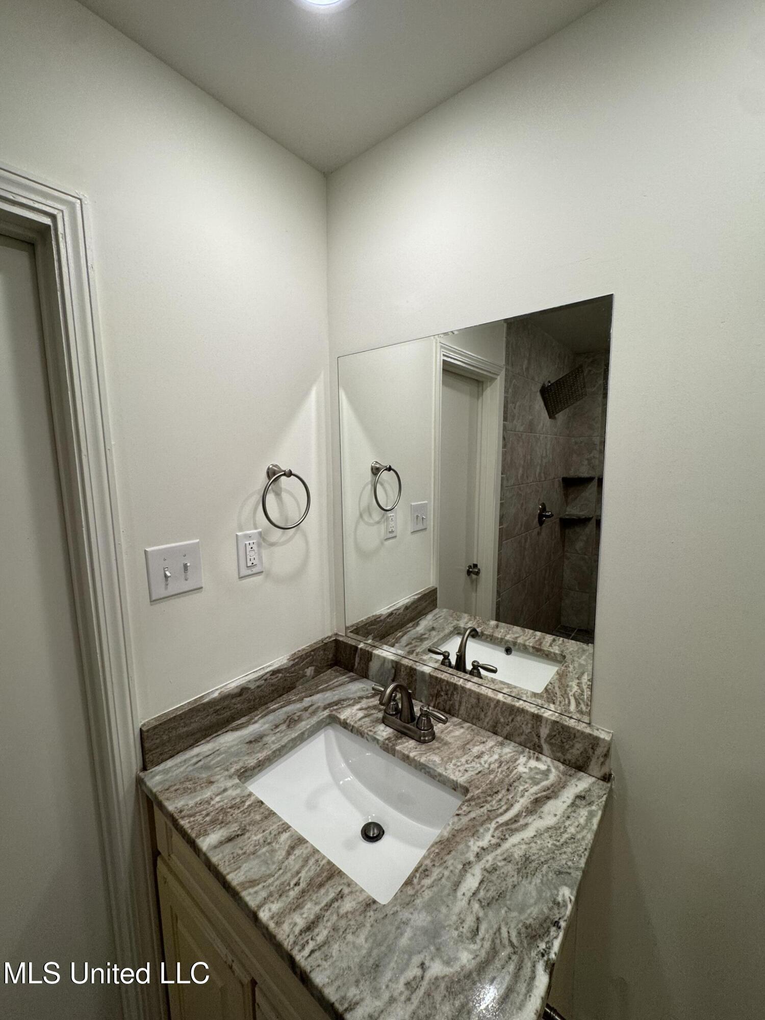 8327 Colonial Hills Cove, Southaven, Mississippi image 12