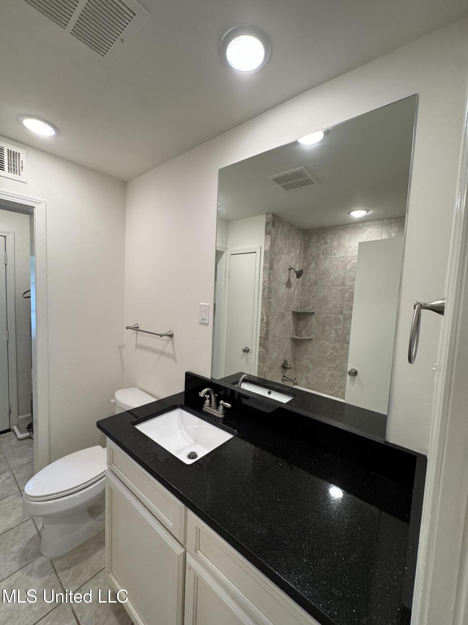 8327 Colonial Hills Cove, Southaven, Mississippi image 15
