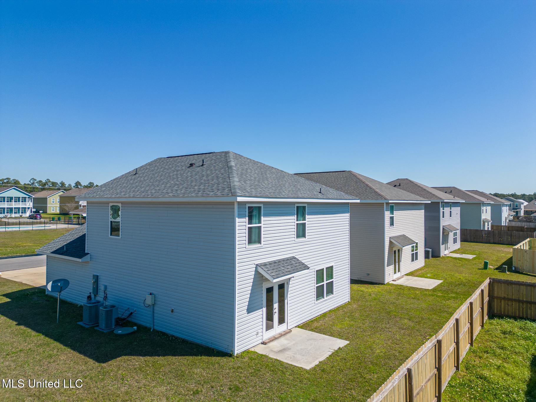 2000 Carondelet Street, Ocean Springs, Mississippi image 2