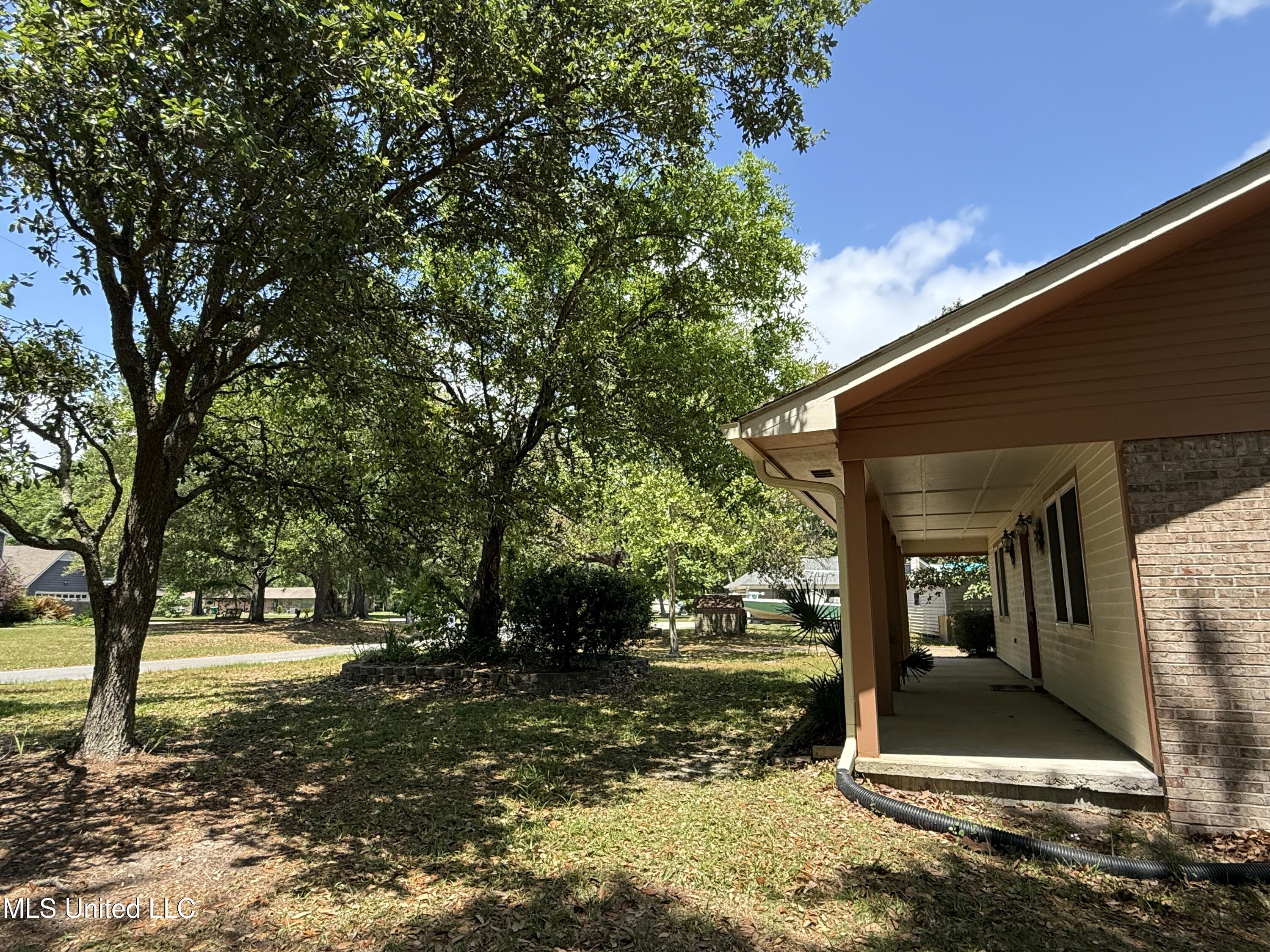 1517 Oak Leaf Circle, Gautier, Mississippi image 3