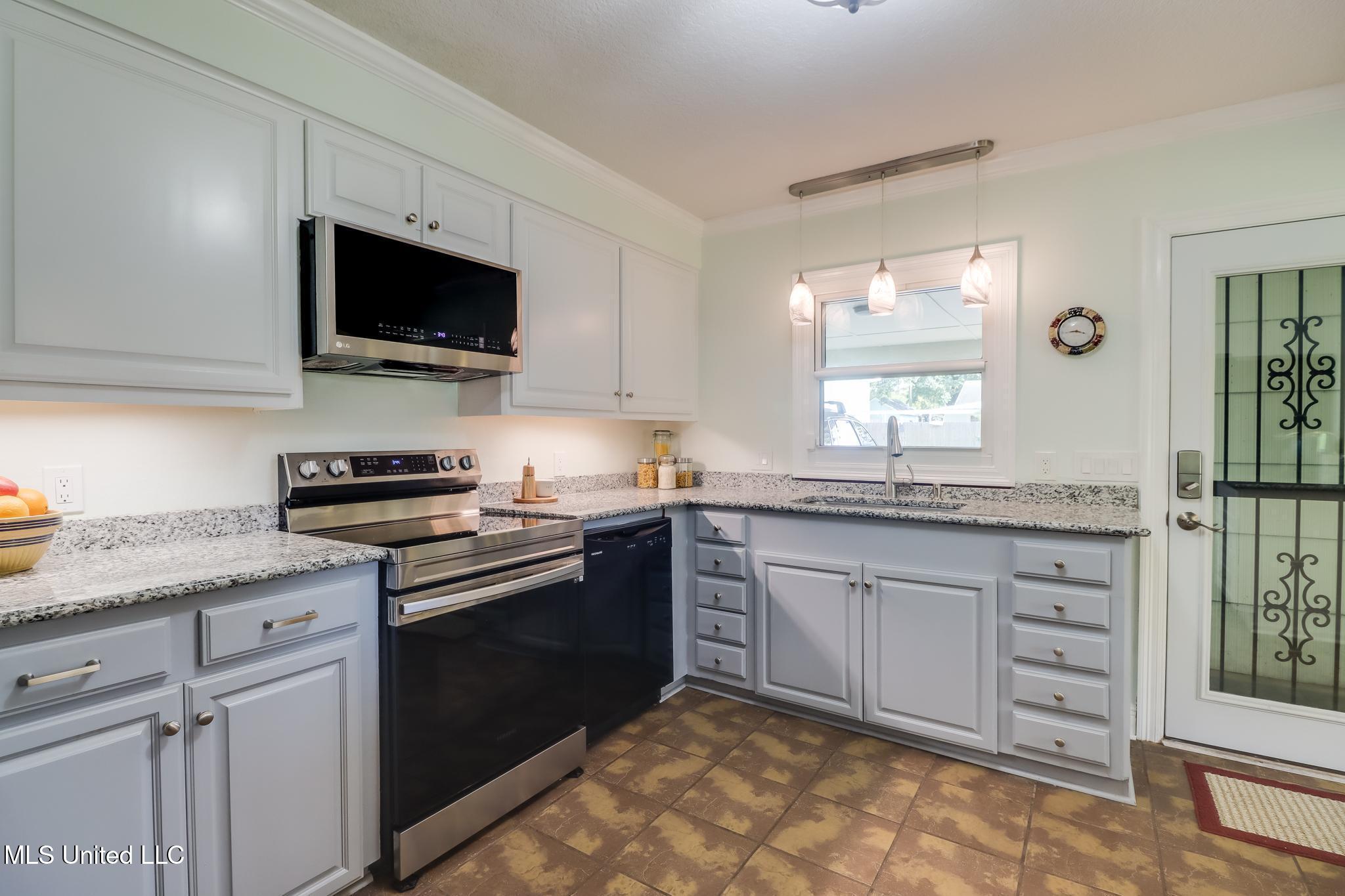 110 Woodbine Drive, Gulfport, Mississippi image 5