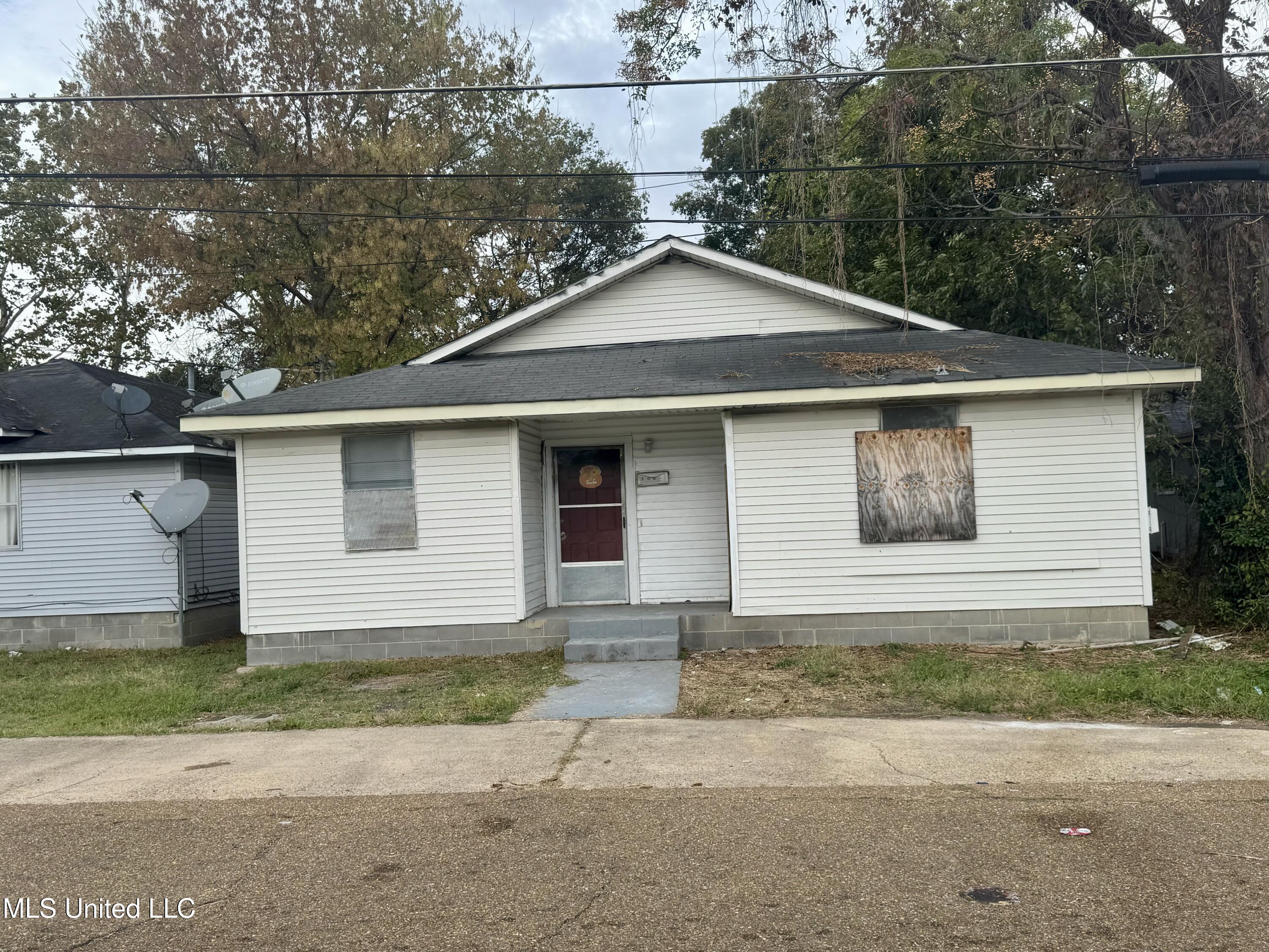 304 W Scott Street, Greenwood, Mississippi image 1