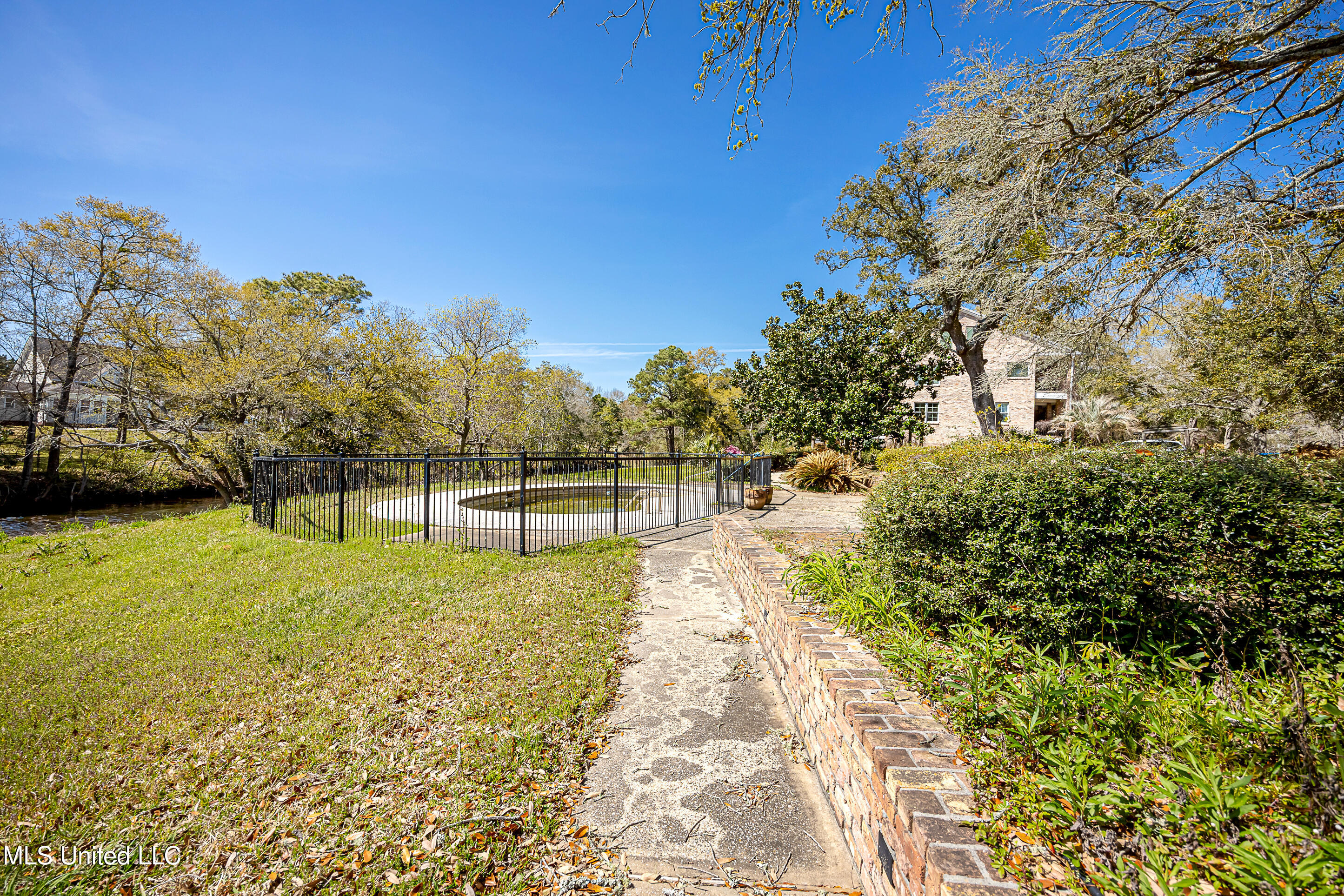 Ladnier Road, Gautier, Mississippi image 6