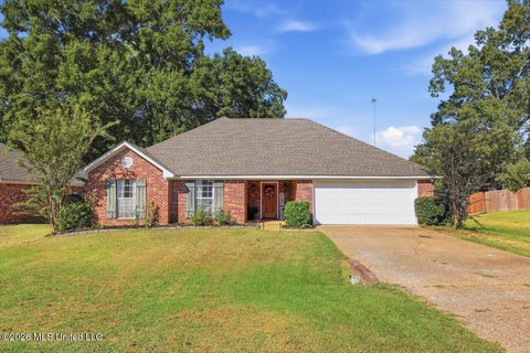 Homes For Sale - 102 Holmar Drive<br/> Brandon, MS 39047